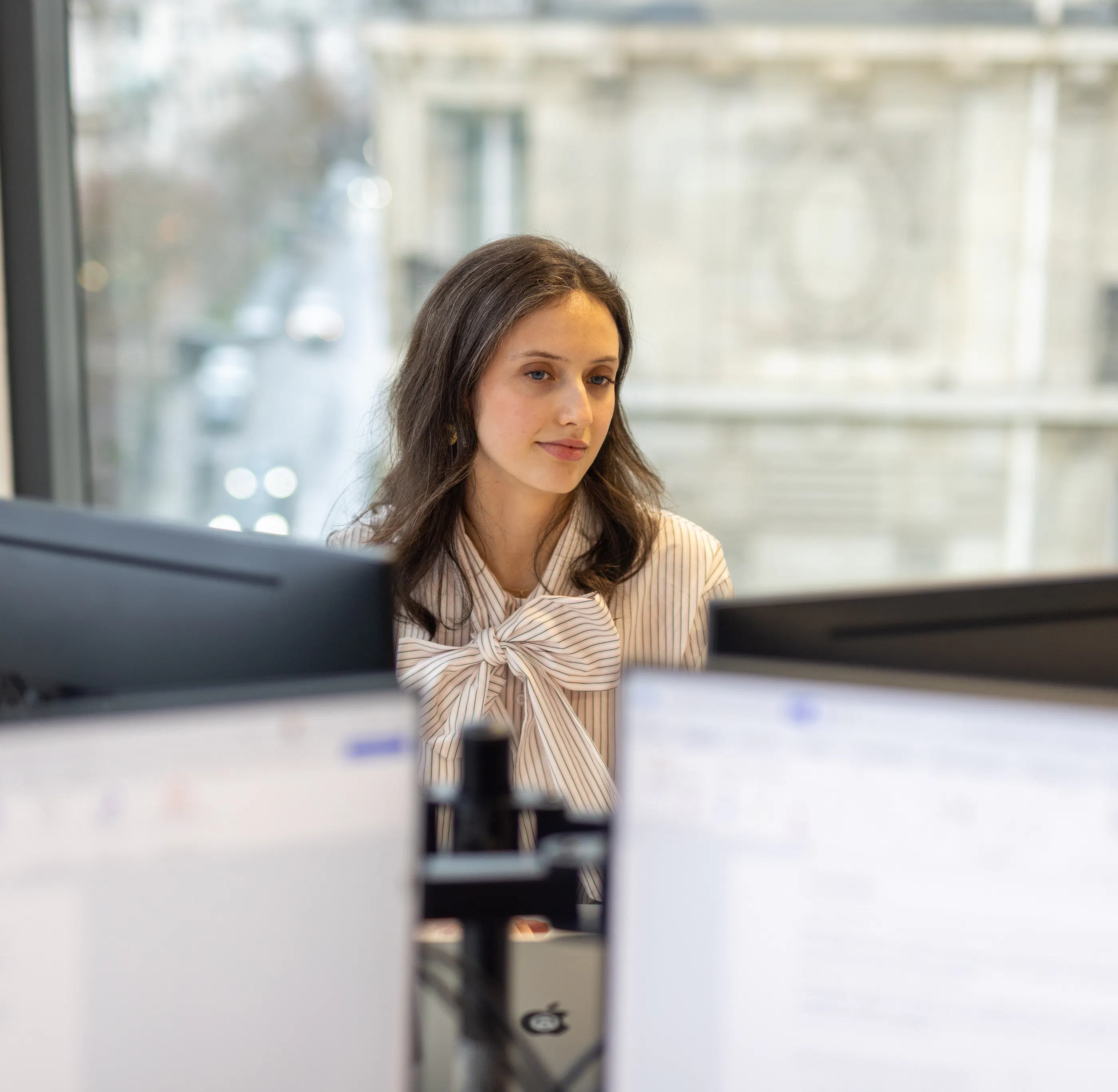 Une collaboratrice travaillant devant son ordinateur