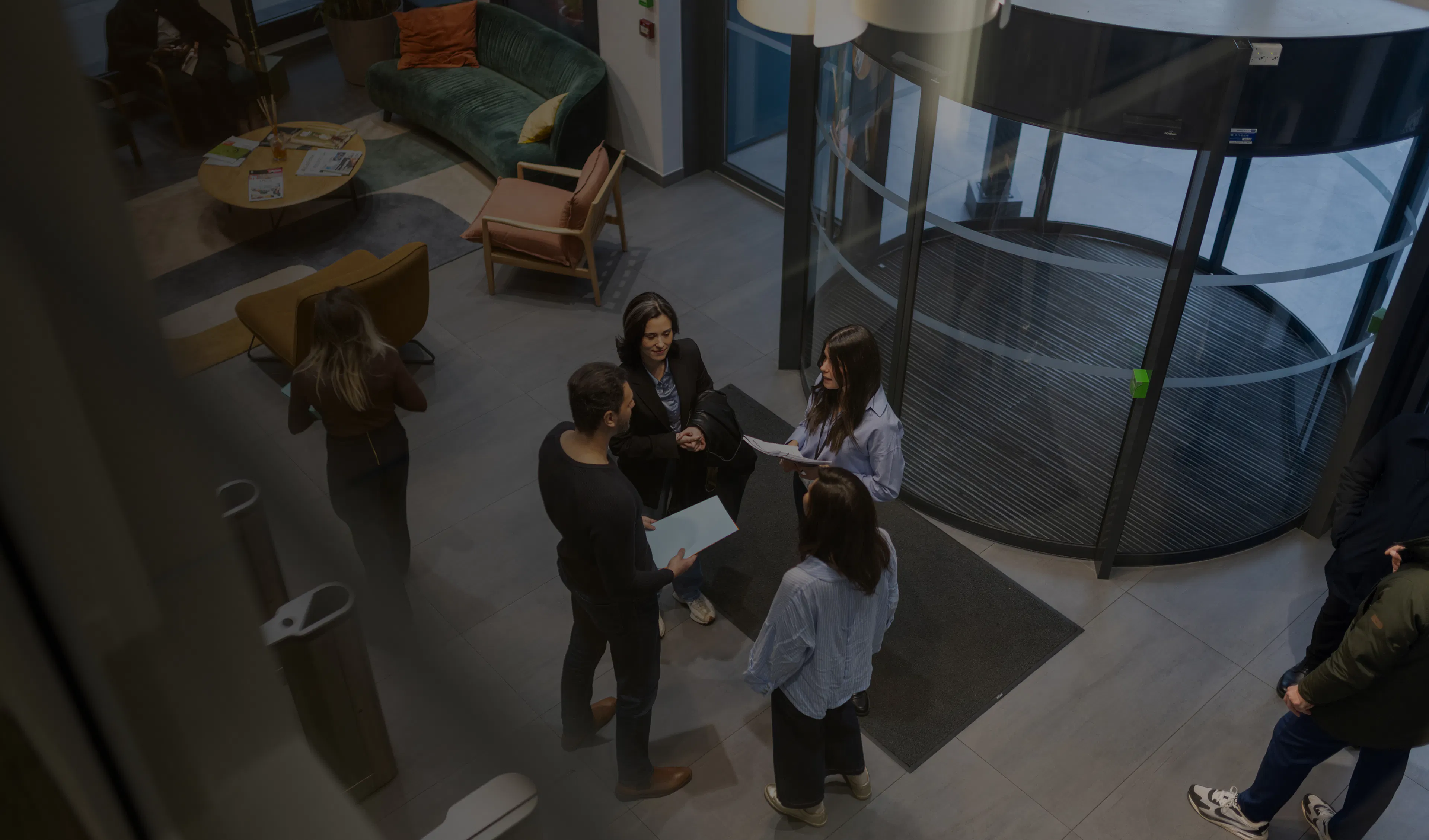 Quatre collaborateurs échangeant ensemble