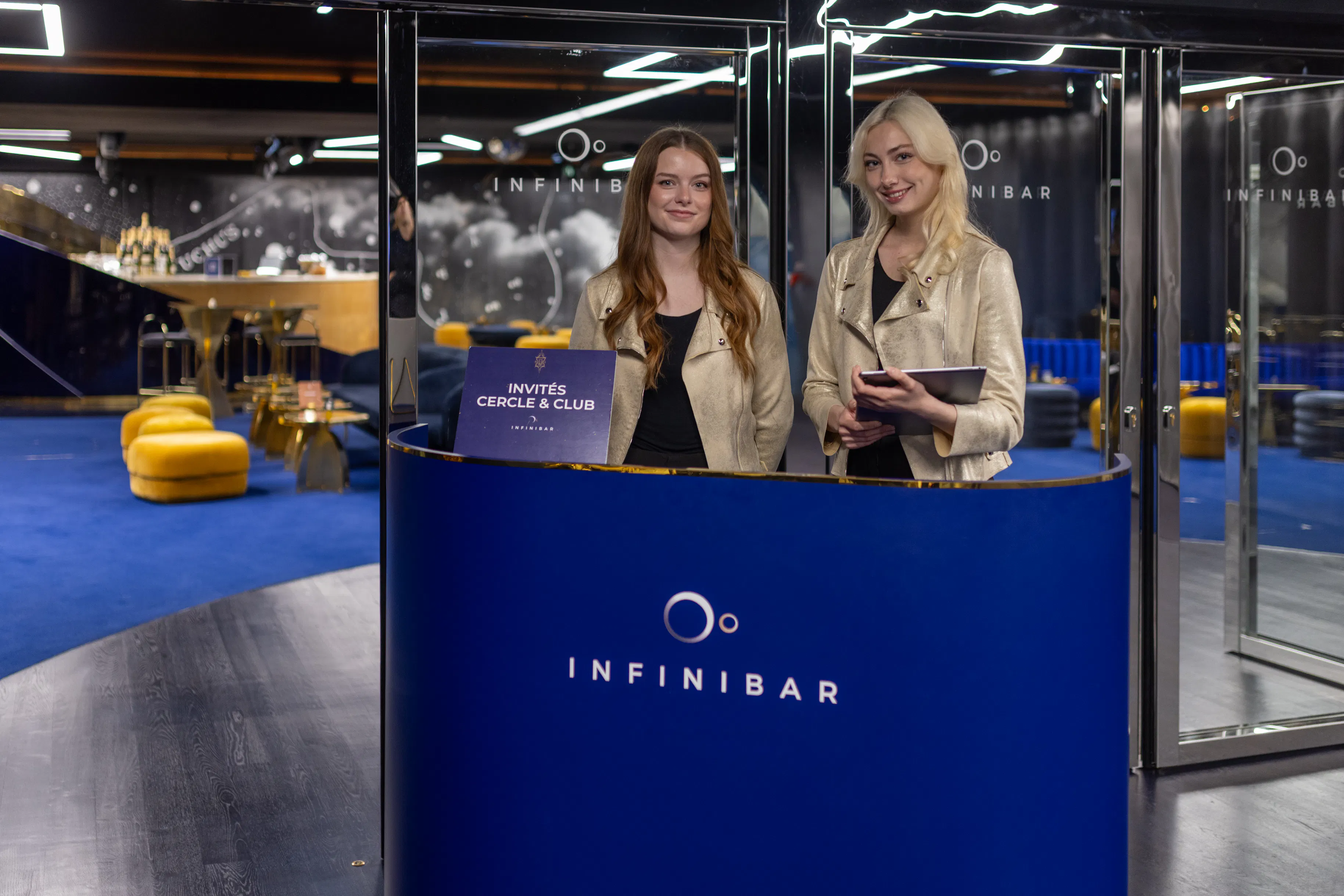 Deux hôtesses d'accueil souriant sur un site événementiel