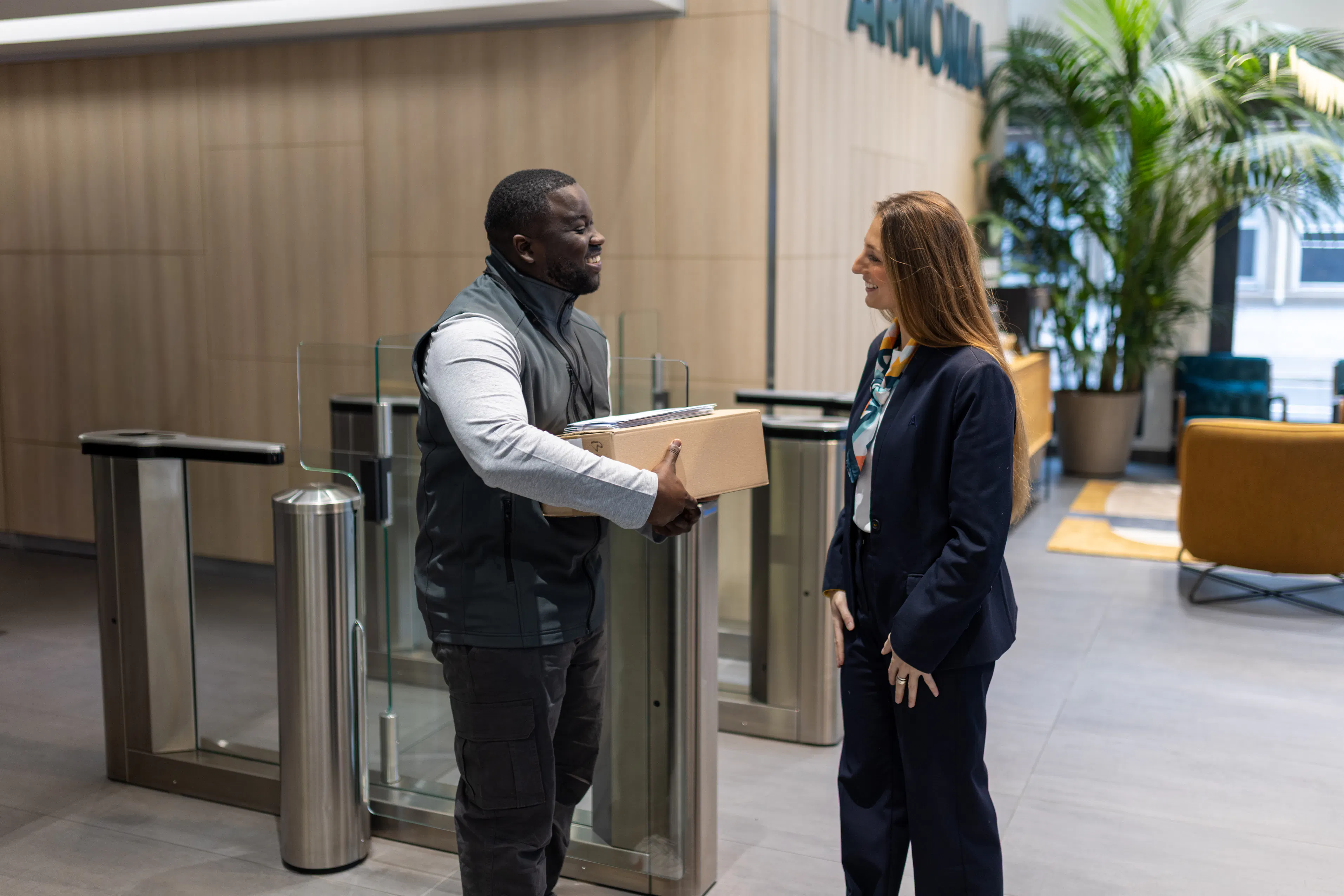 un agent factotum et une hôtesse d'accueil