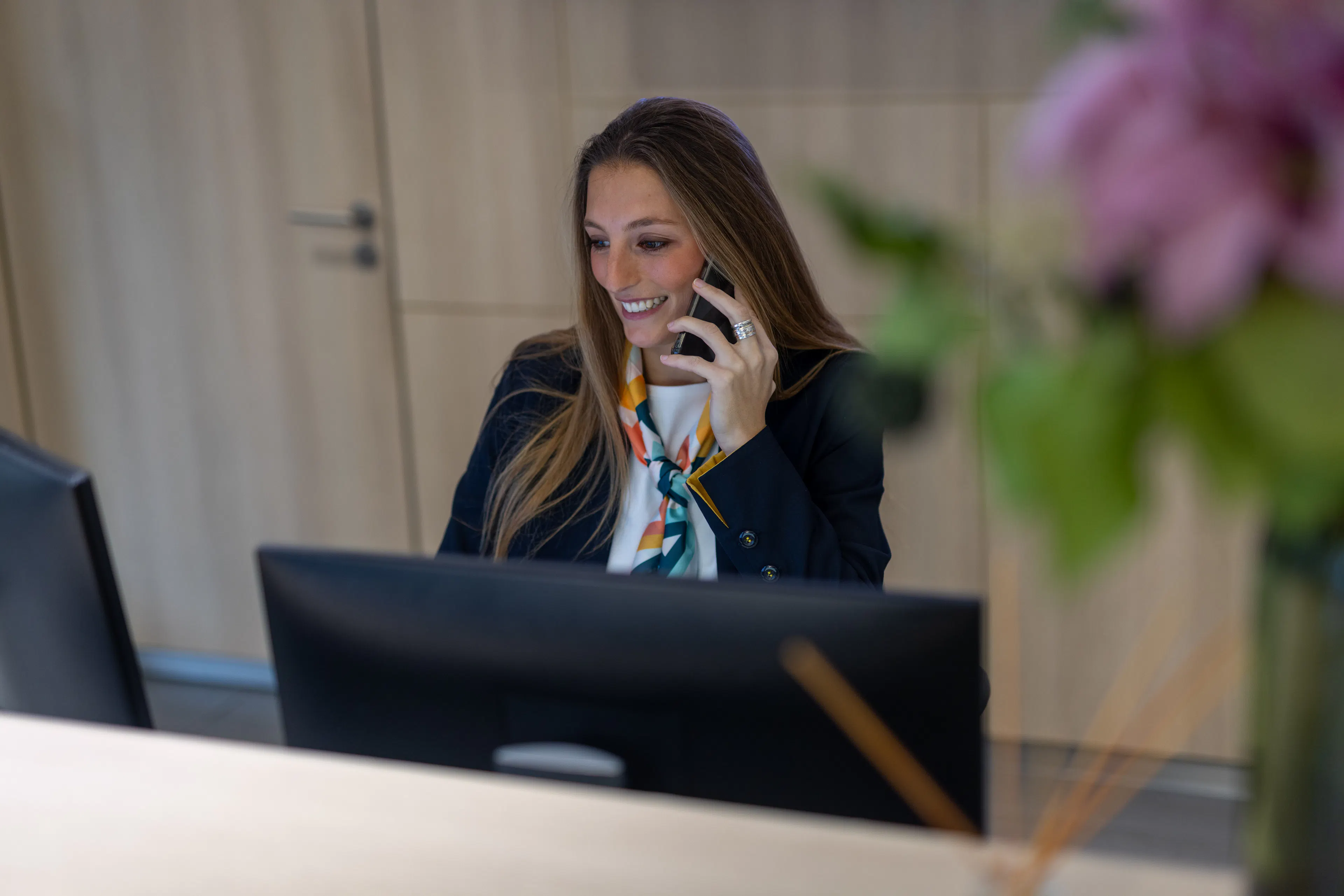 Une hôtesse d'accueil au téléphone