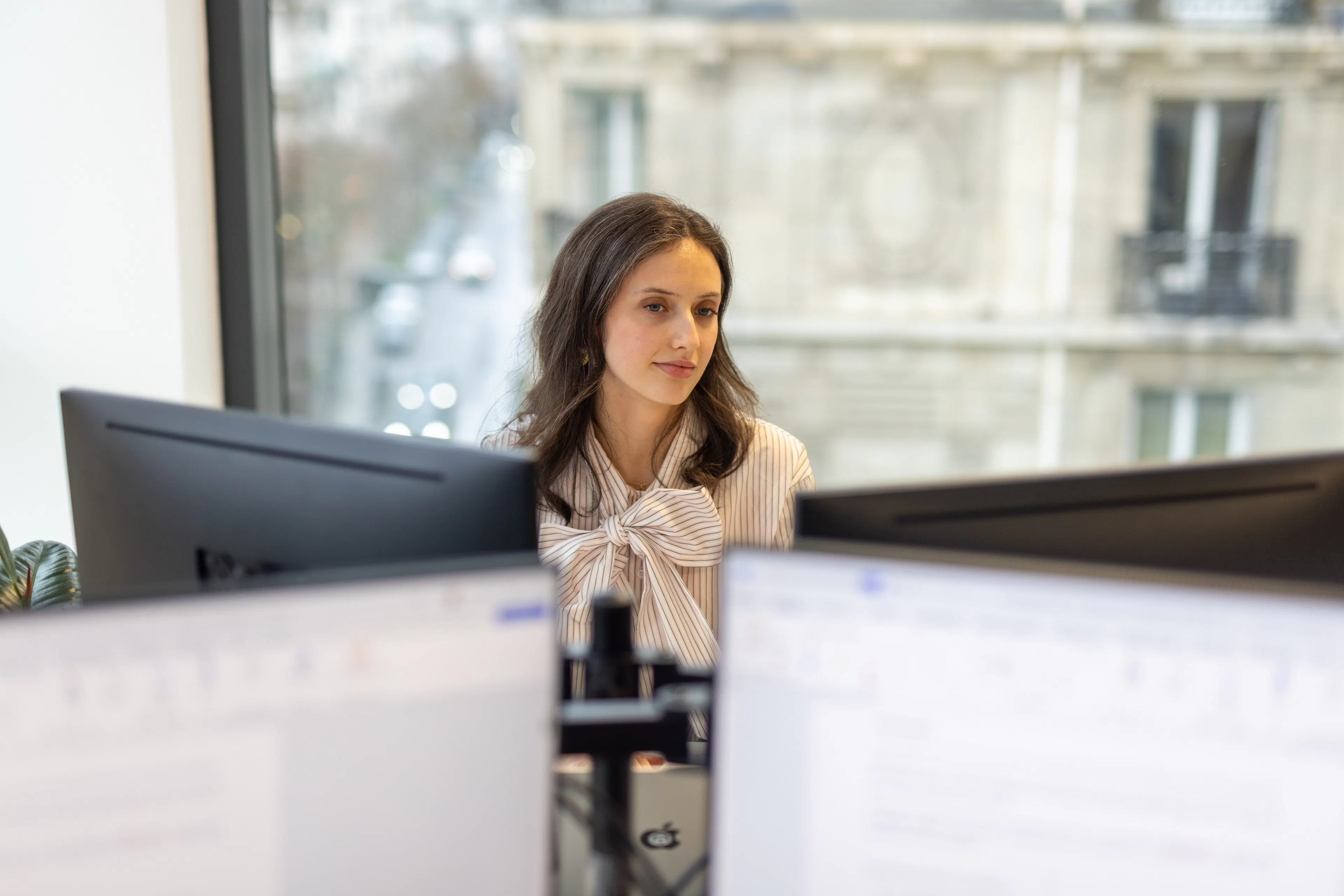 Une collaboratrice devant son ordinateur