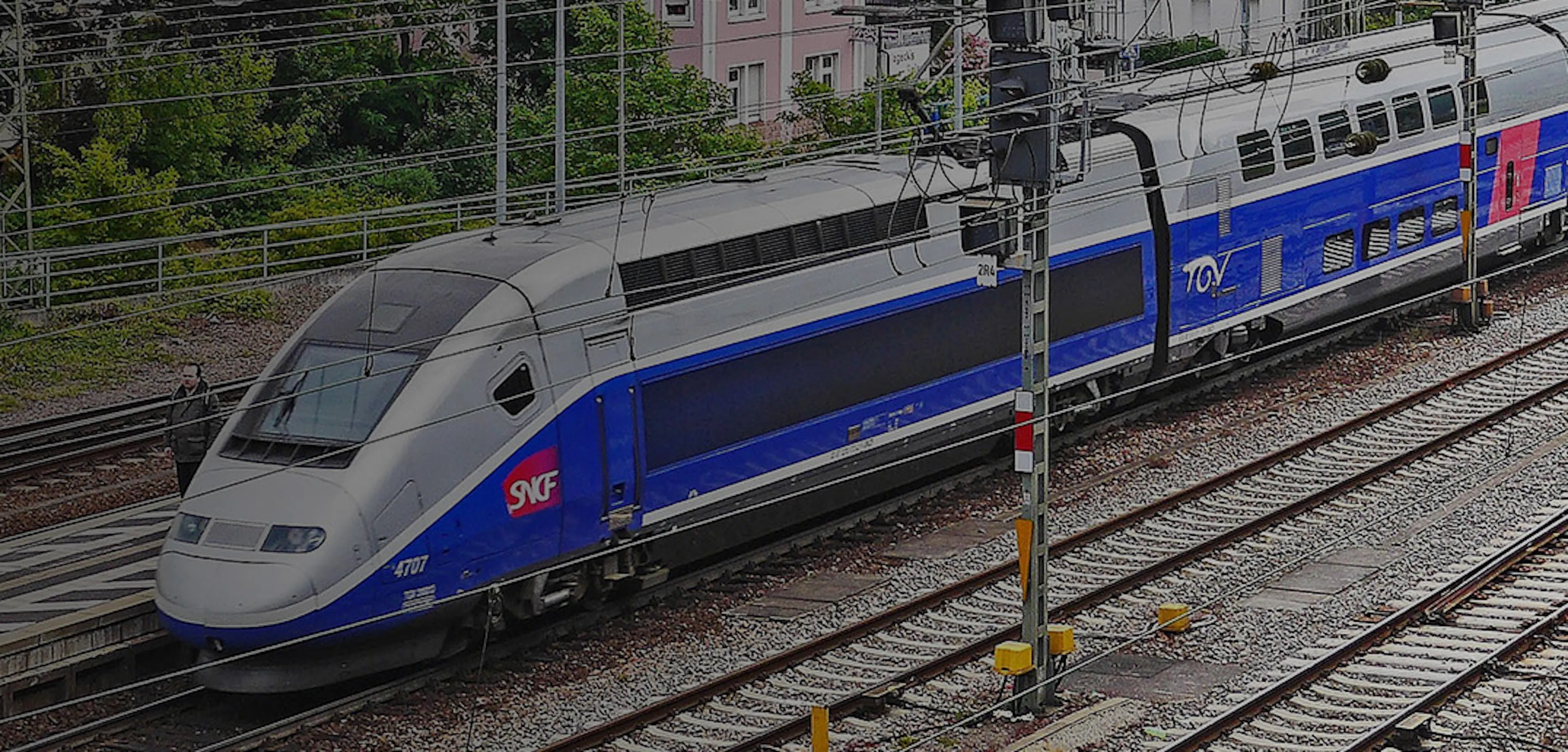 Un train SNCF entre en gare