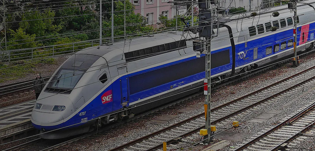 Un train SNCF entre en gare