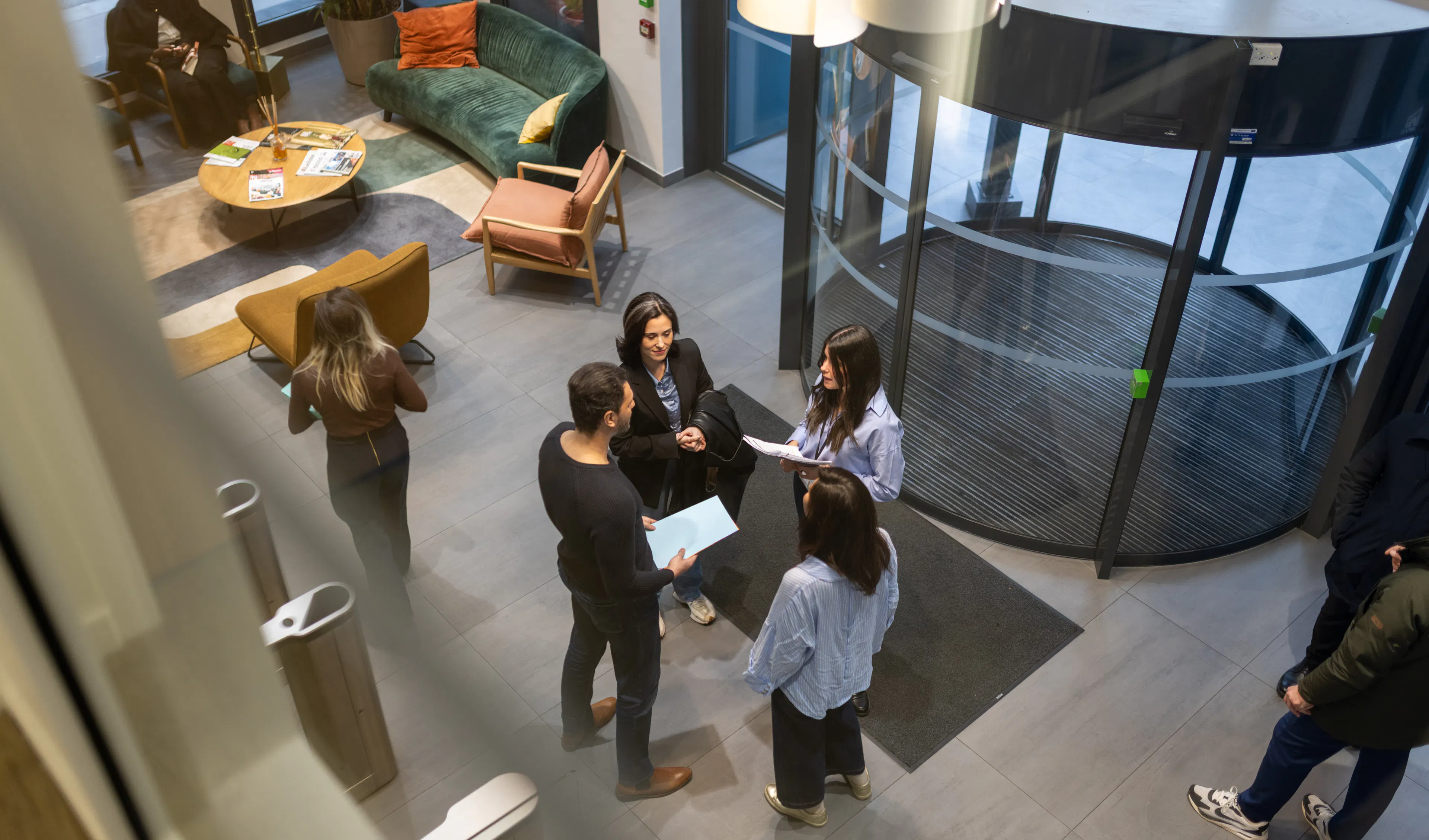 4 collaborateurs au sein d'un environnement de travail