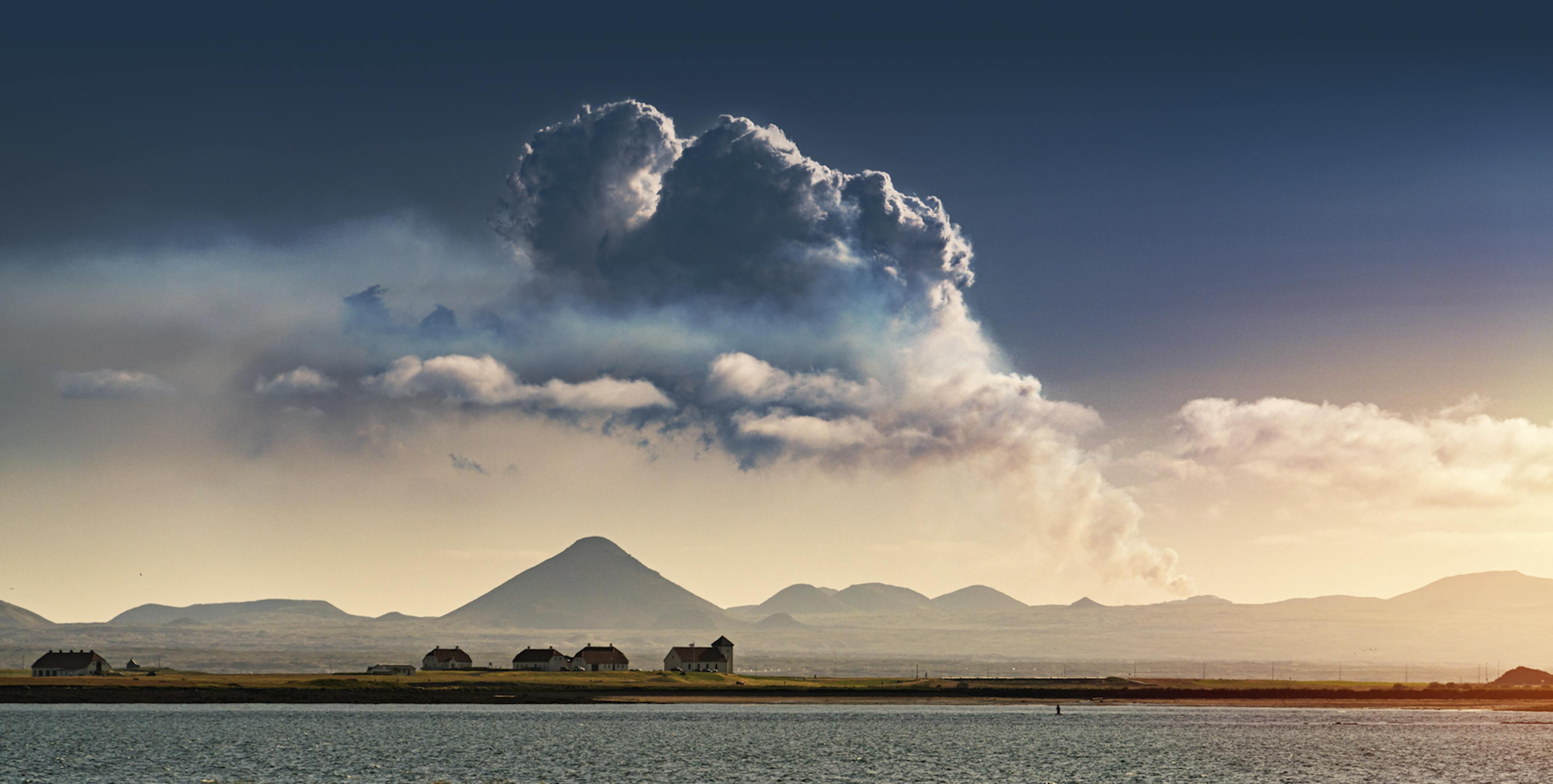 Bessastaðir með eldgos í bakgrunni