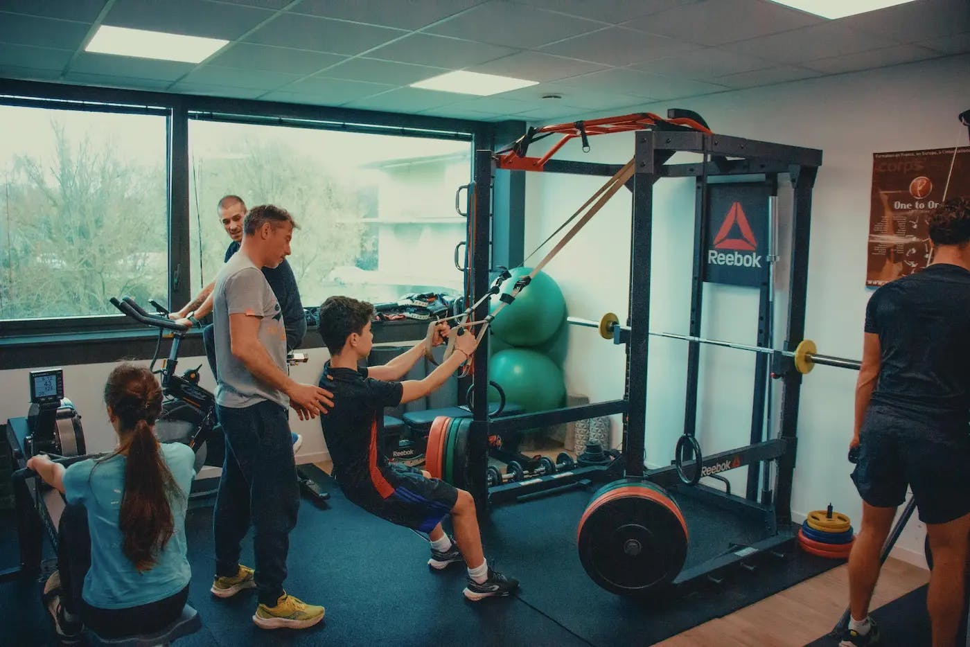 Photographie d’Arnaud animant un coaching privé en petit groupe, composé de quatre participants : hommes, femme et un jeune adolescent