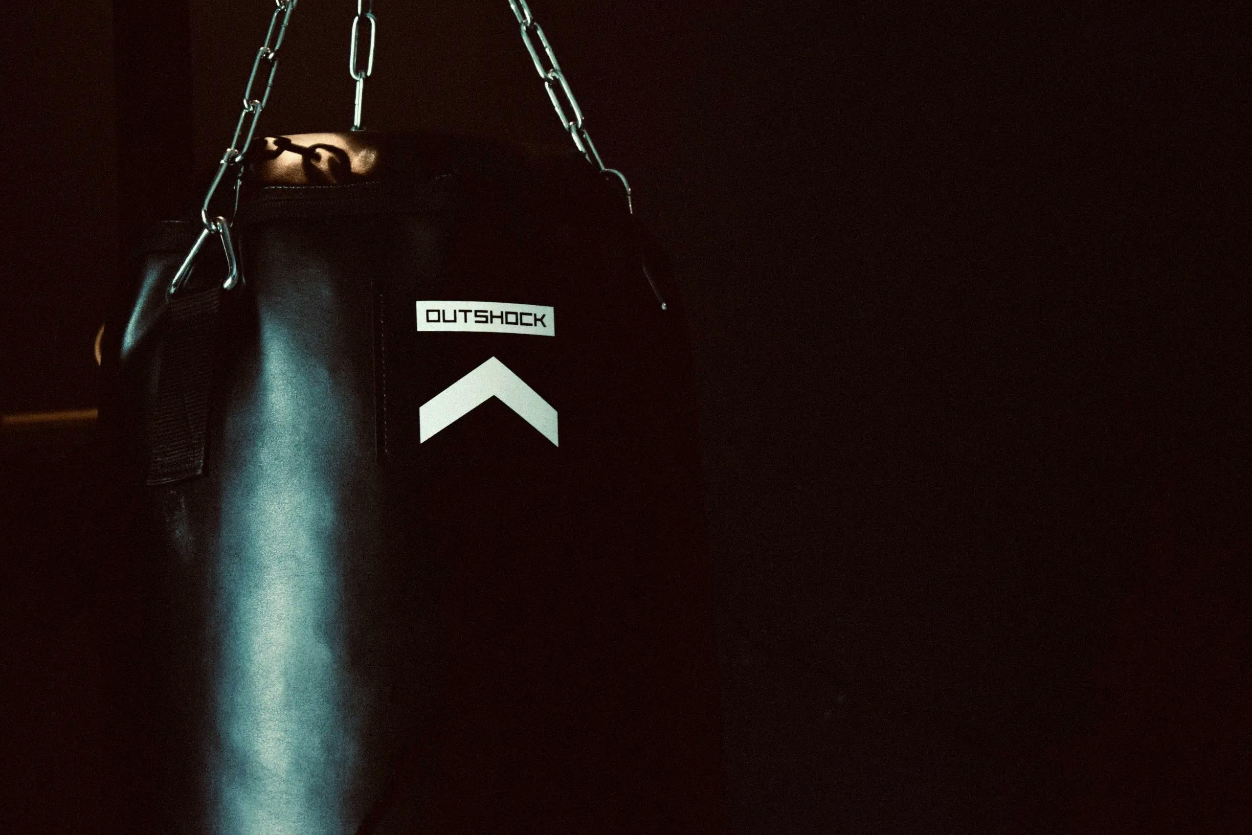 Photographie d’un sac de frappe suspendu par une chaîne.