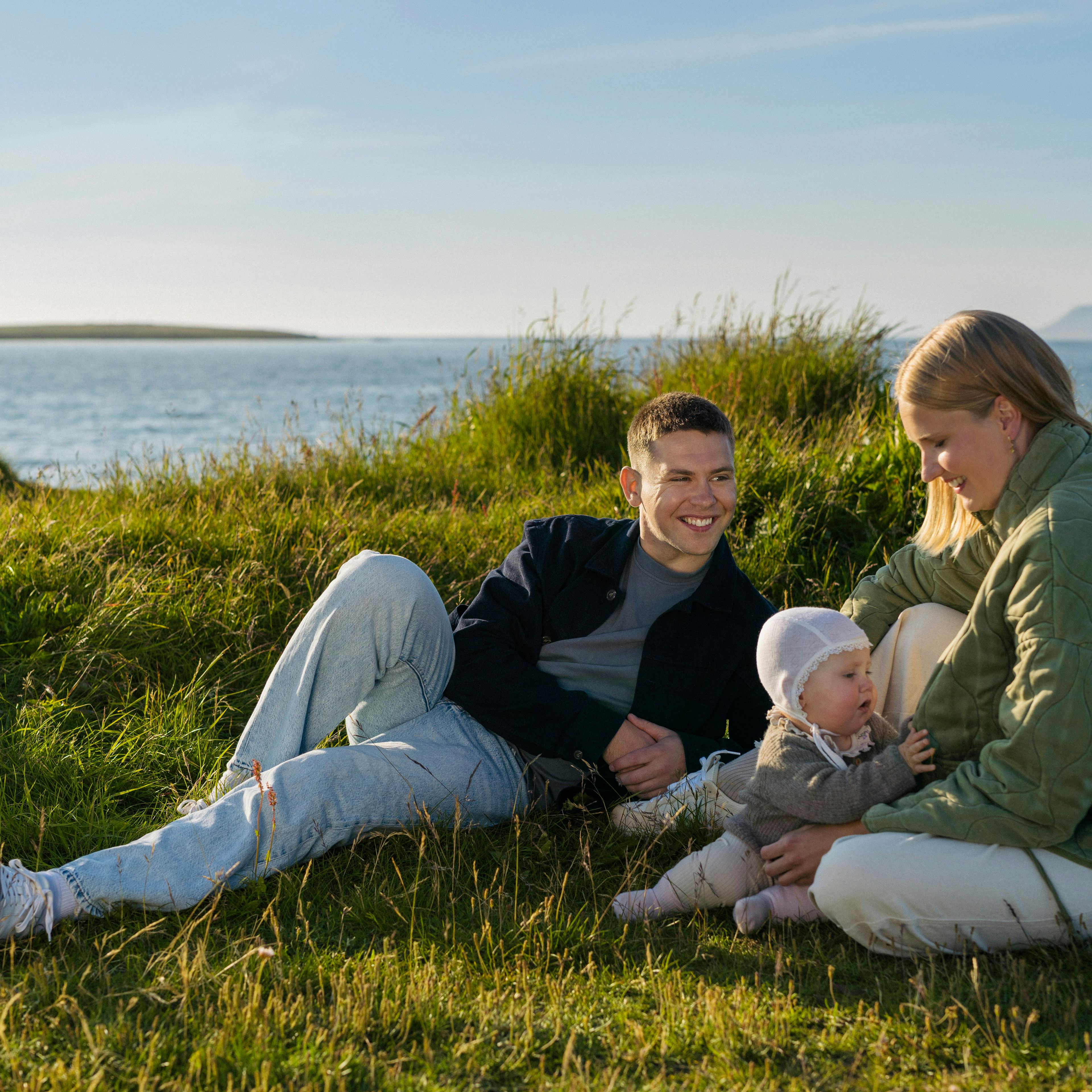 Fjölskylda úti í náttúru