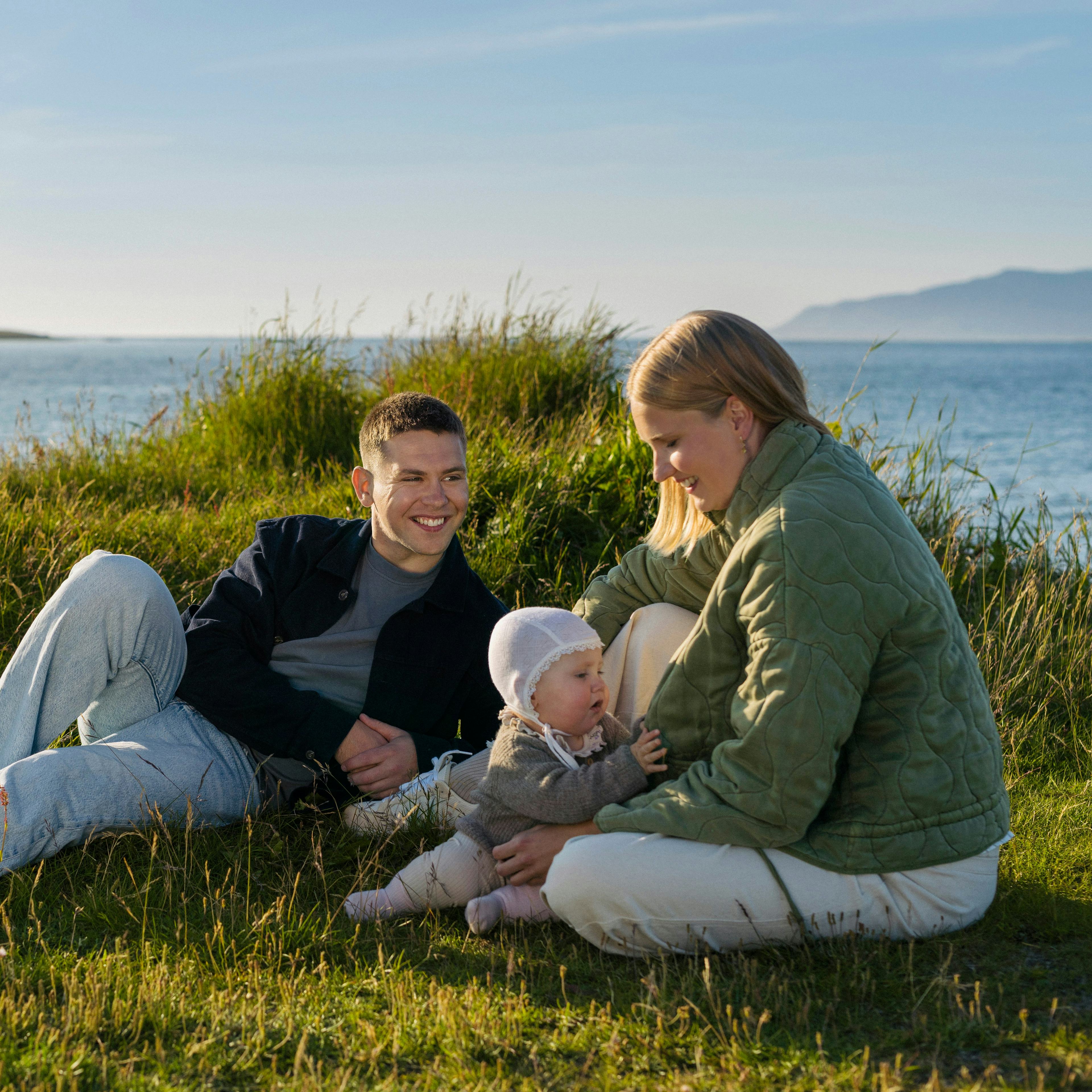 Fjölskylda úti í náttúru