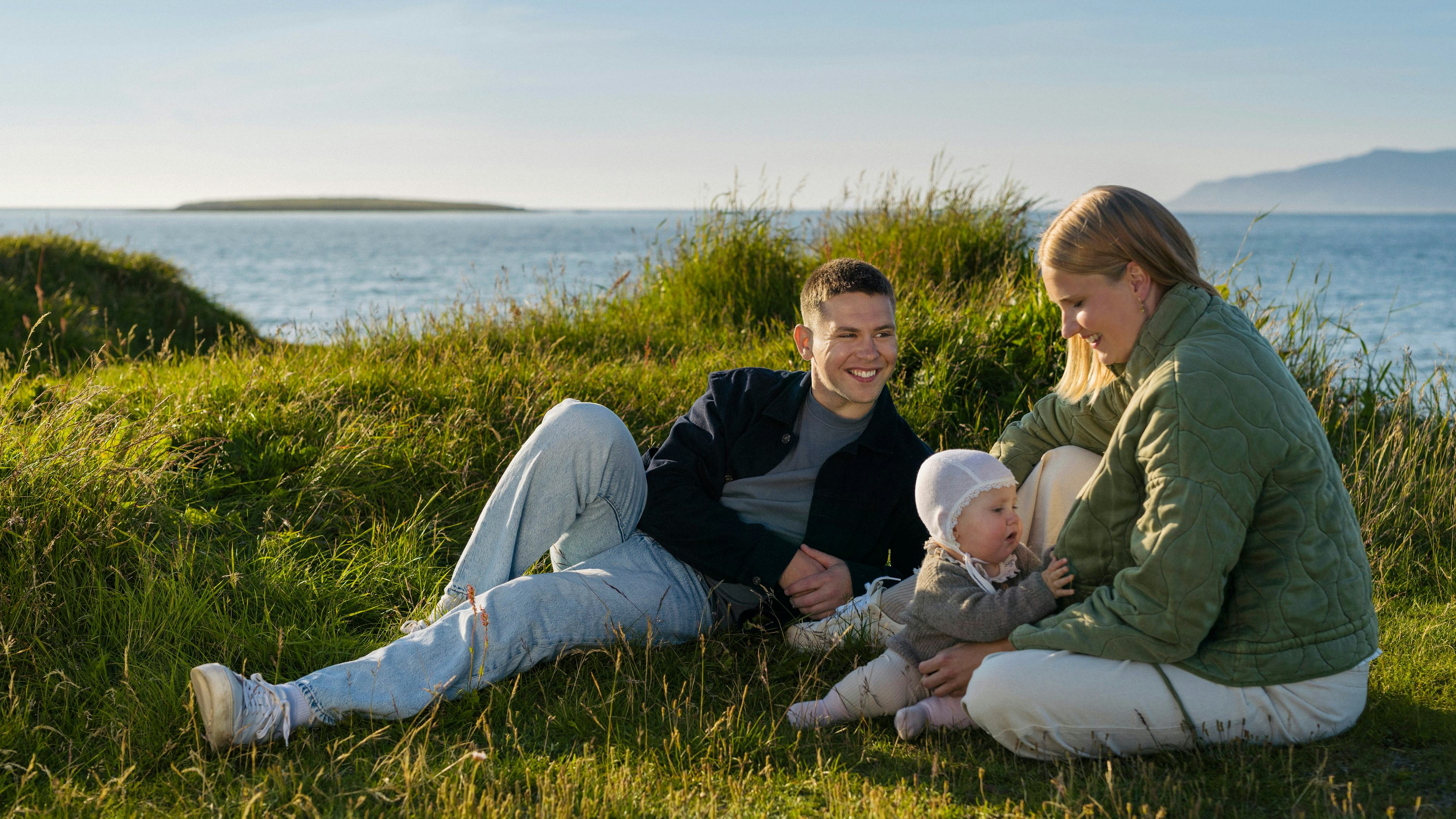 Fjölskylda úti í náttúru