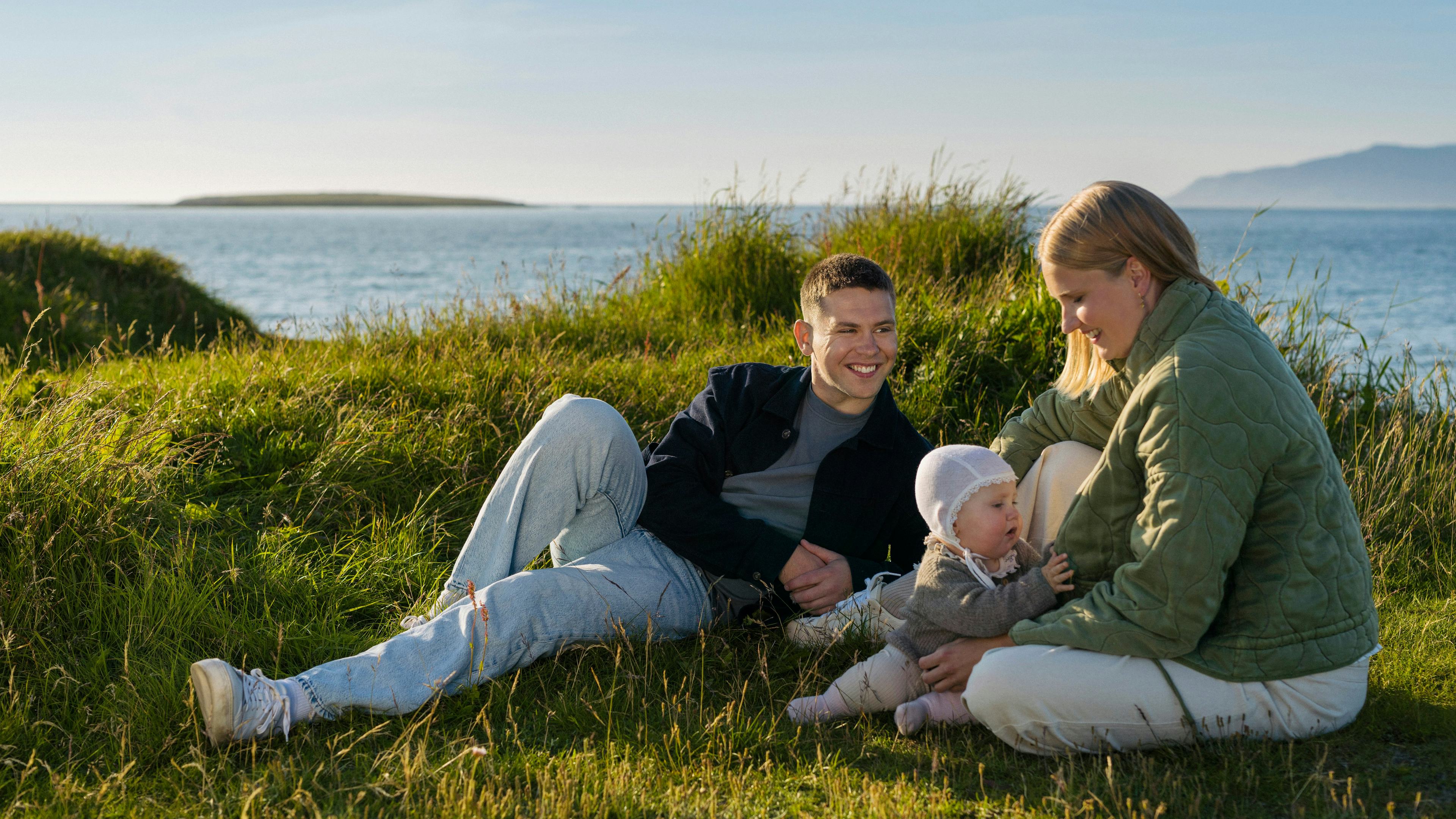 Fjölskylda úti í náttúru