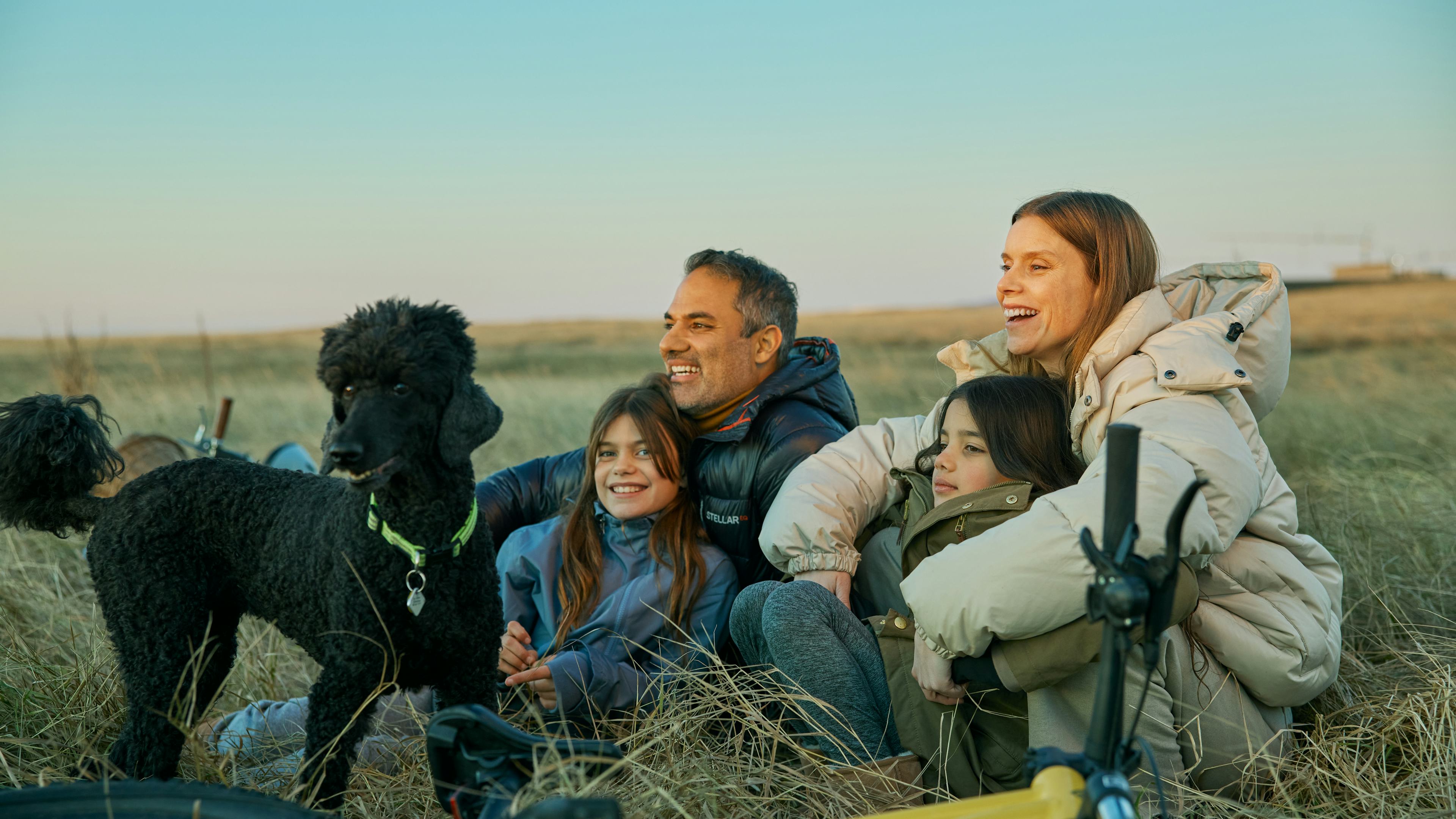 Fjölskylda úti í náttúrunni