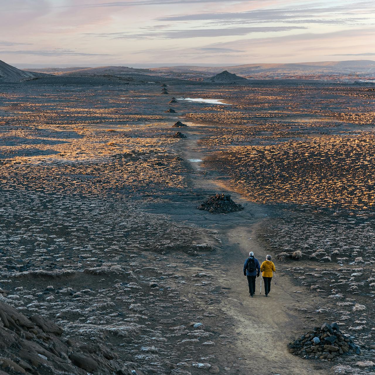 Hjón úti í náttúru