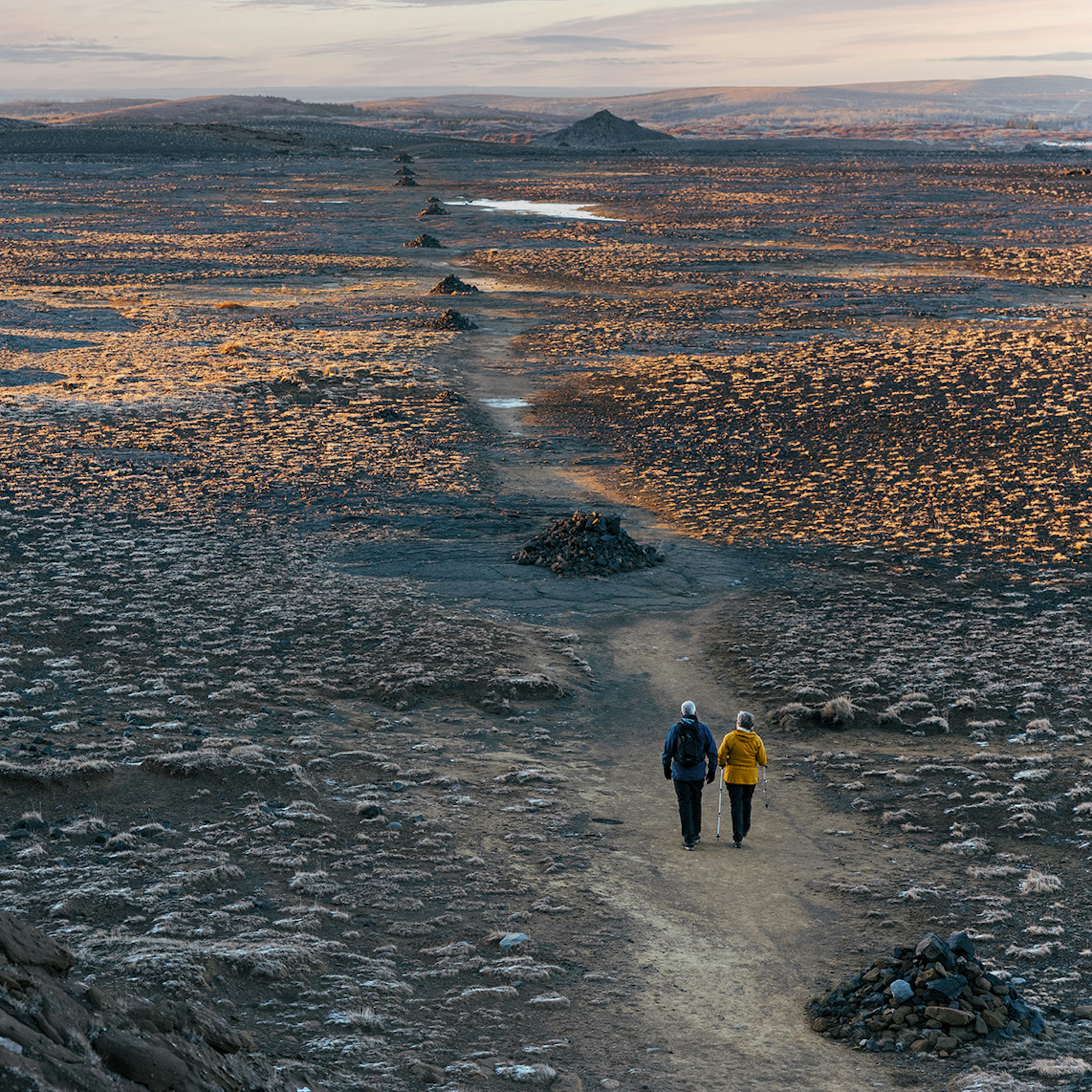 Hjón úti í náttúru