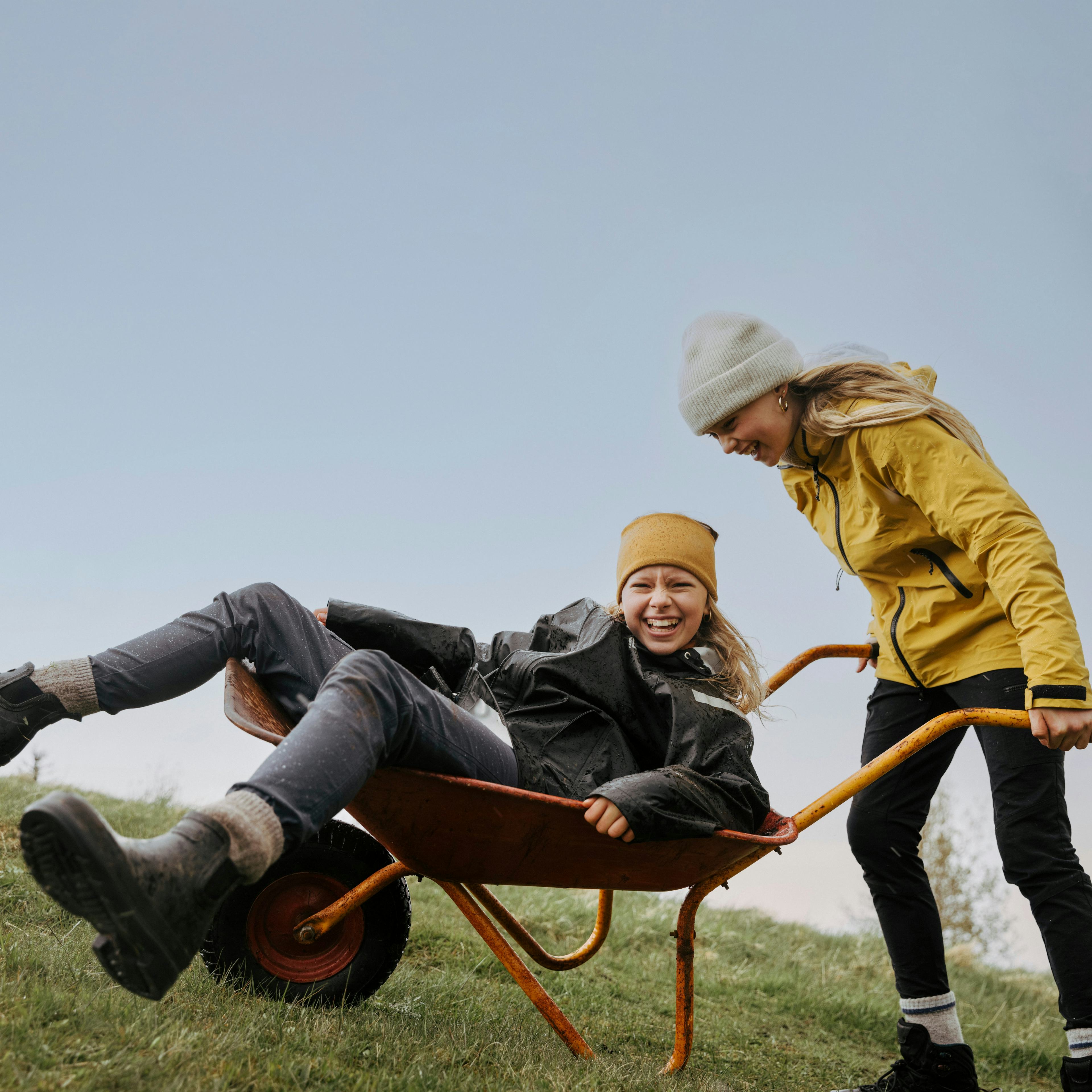 Stelpur úti í náttúru