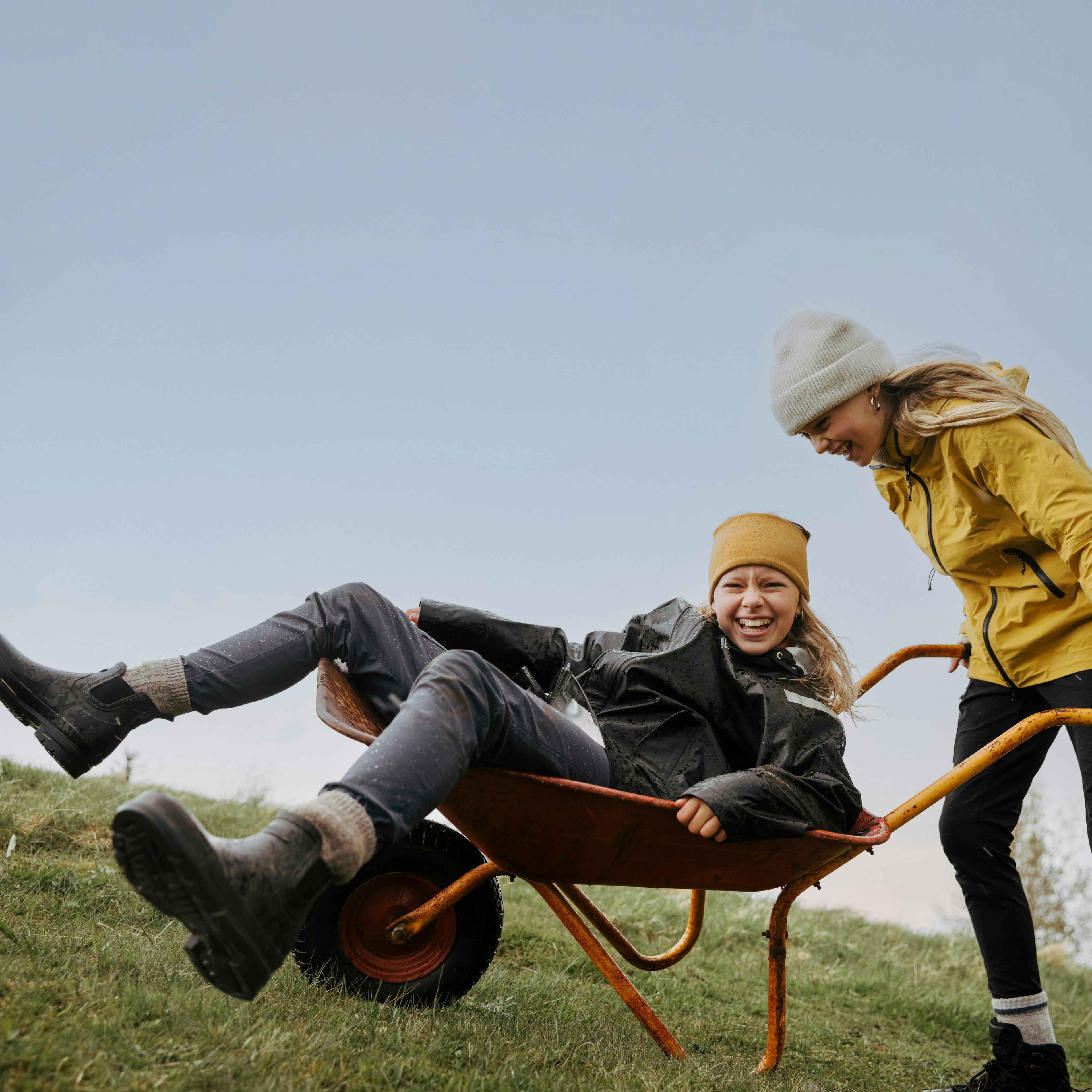 Stelpur úti í náttúru