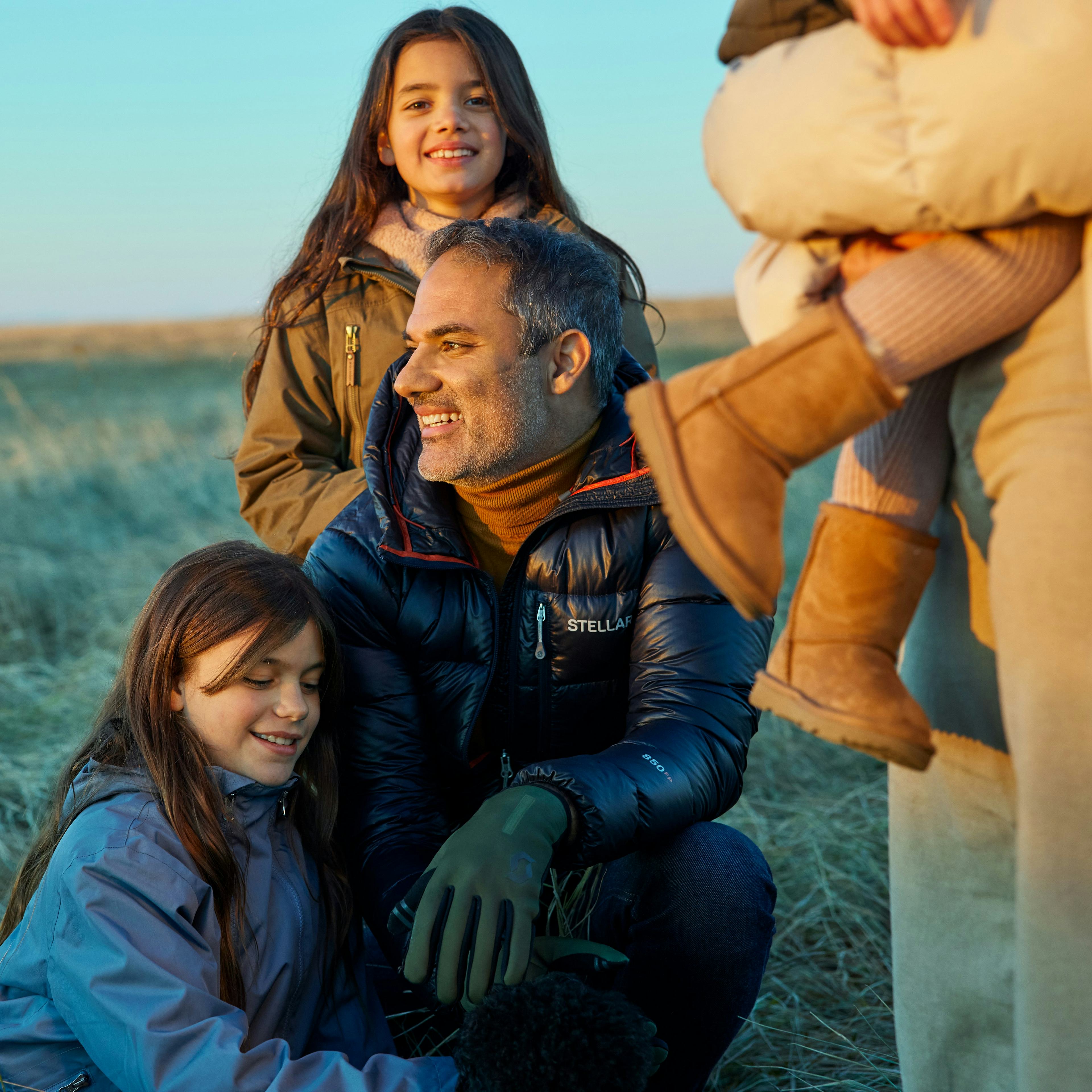 Fjölskylda úti í náttúru