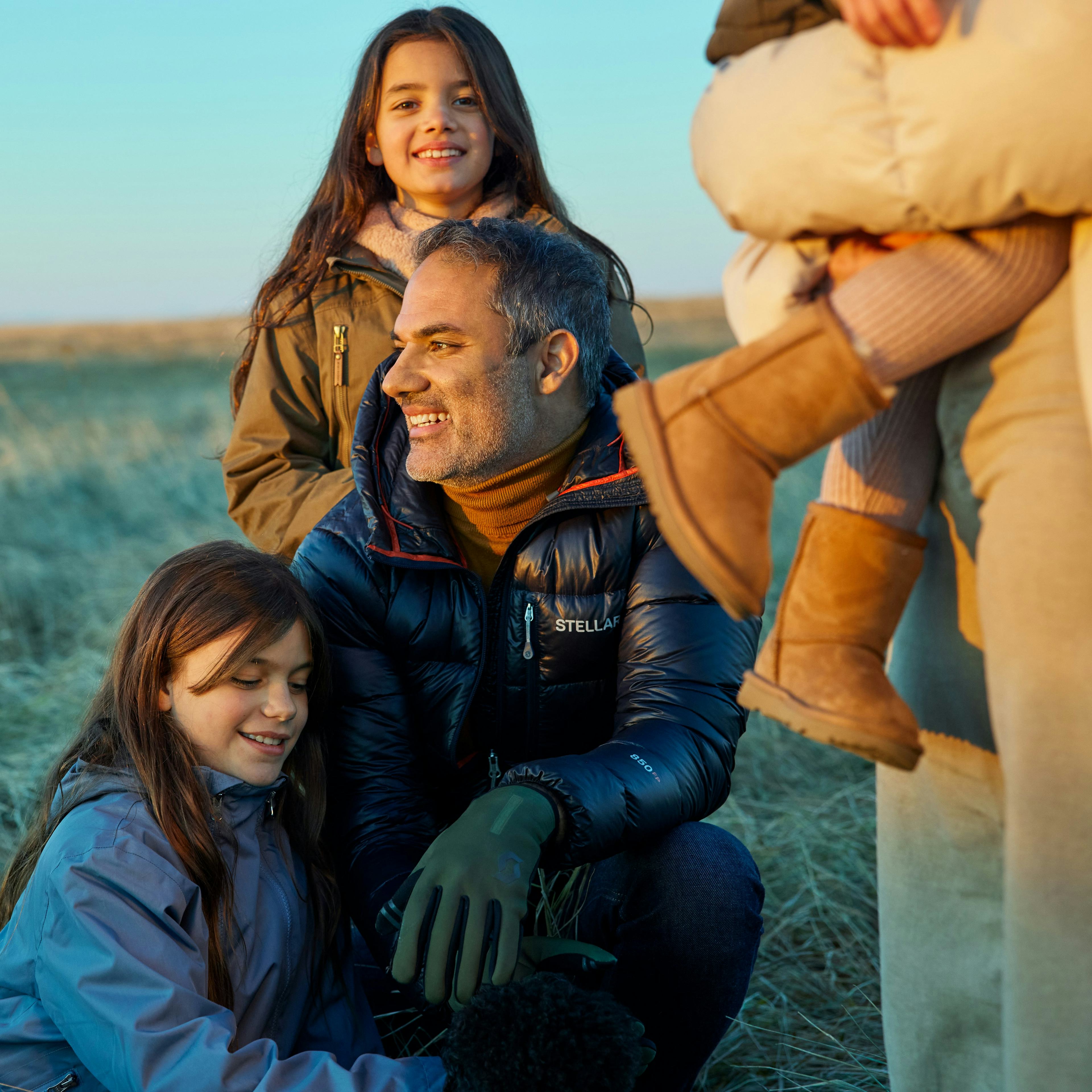 Fjölskylda úti í náttúru