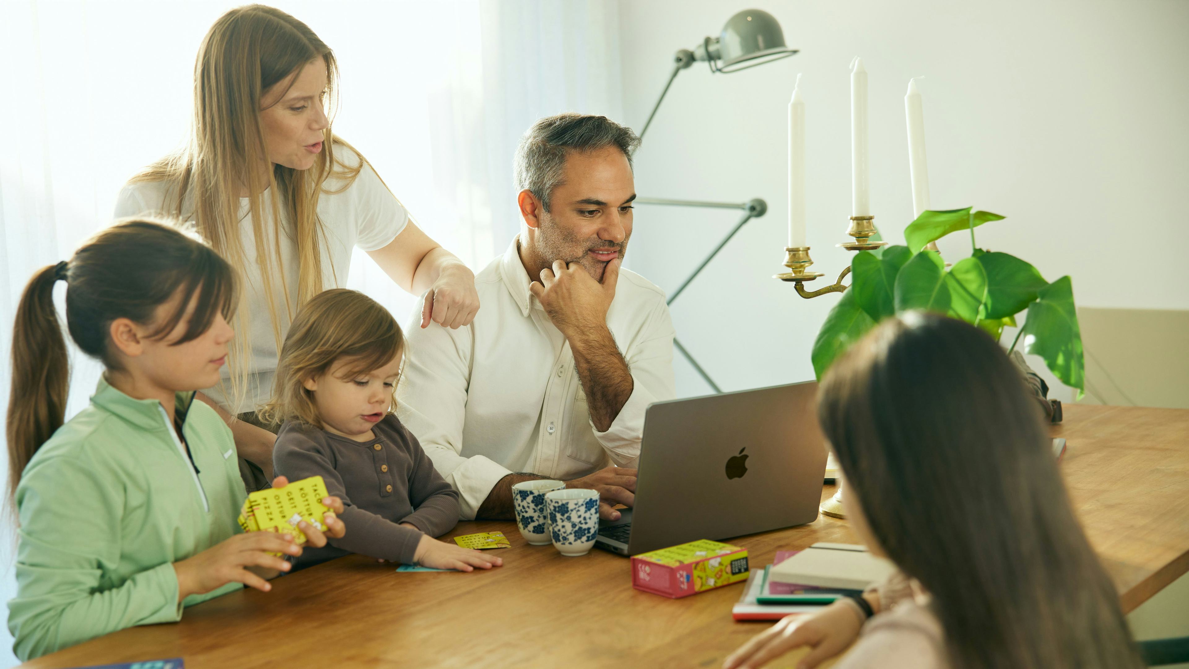 Fjölskylda við stofuborð