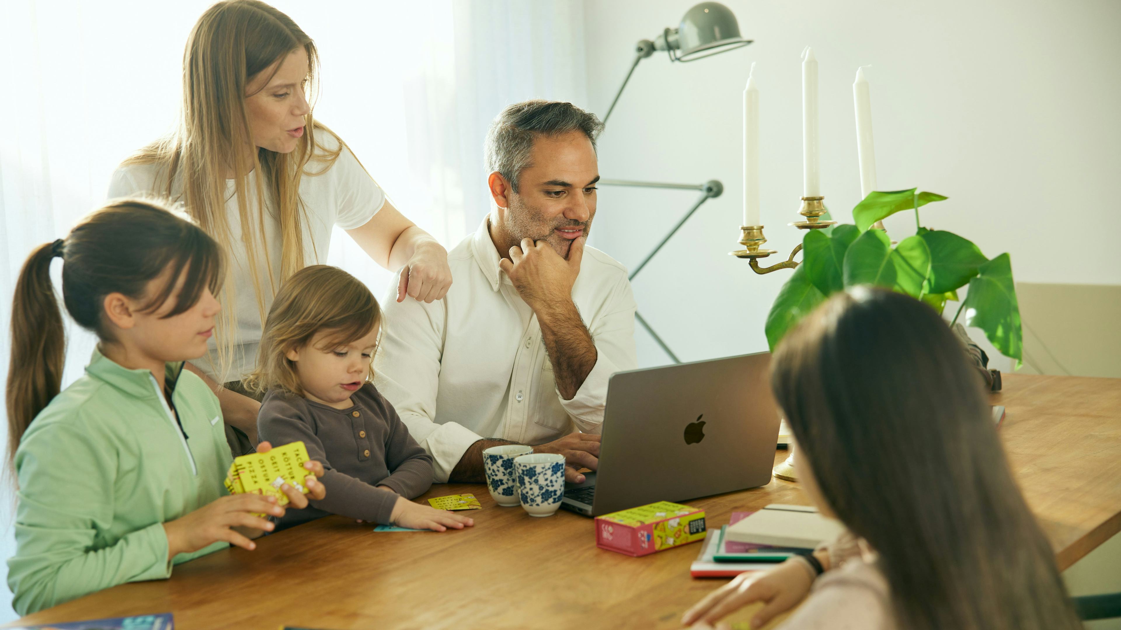 Fjölskylda við stofuborð