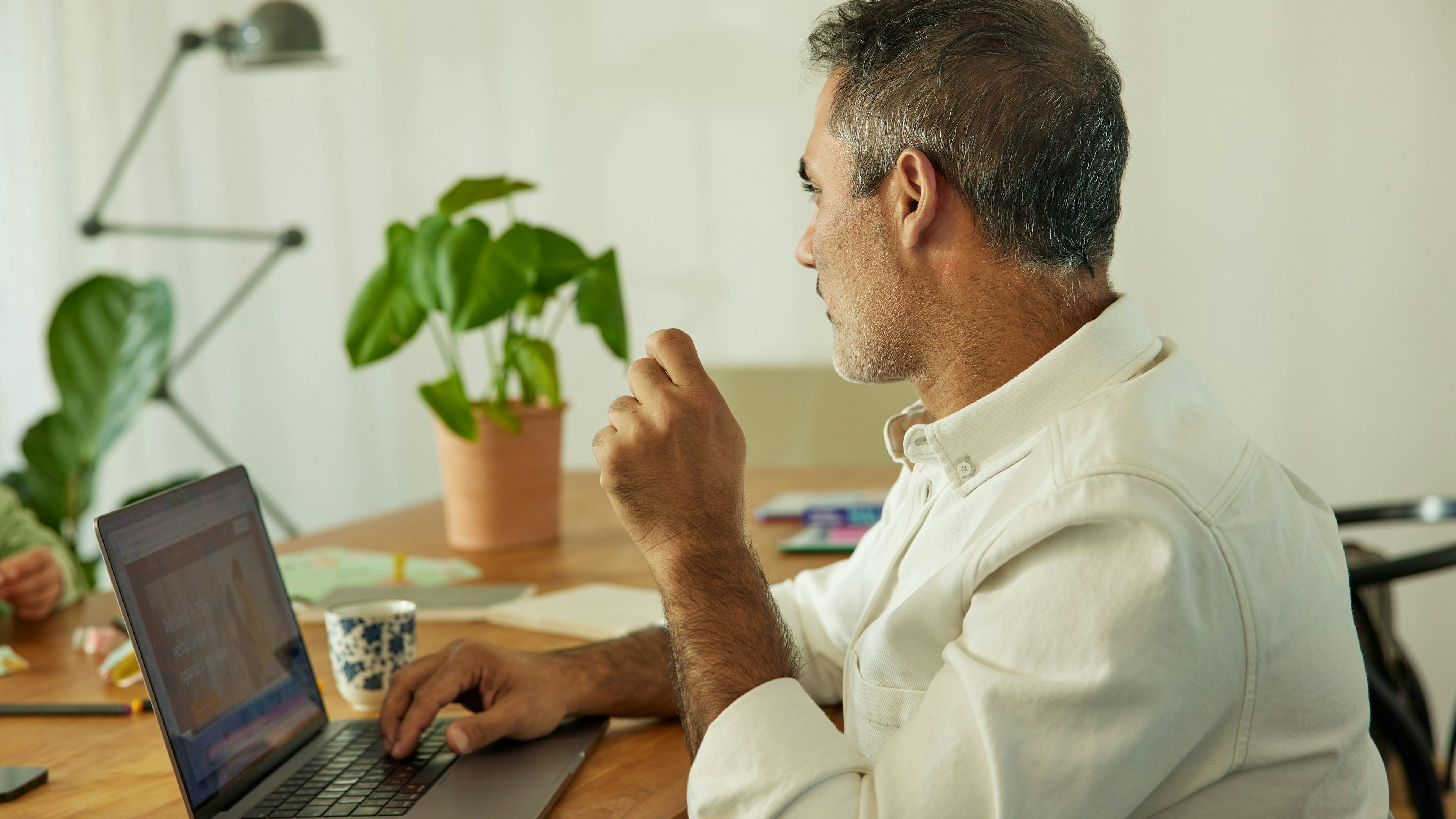 Maður að vinna í tölvu