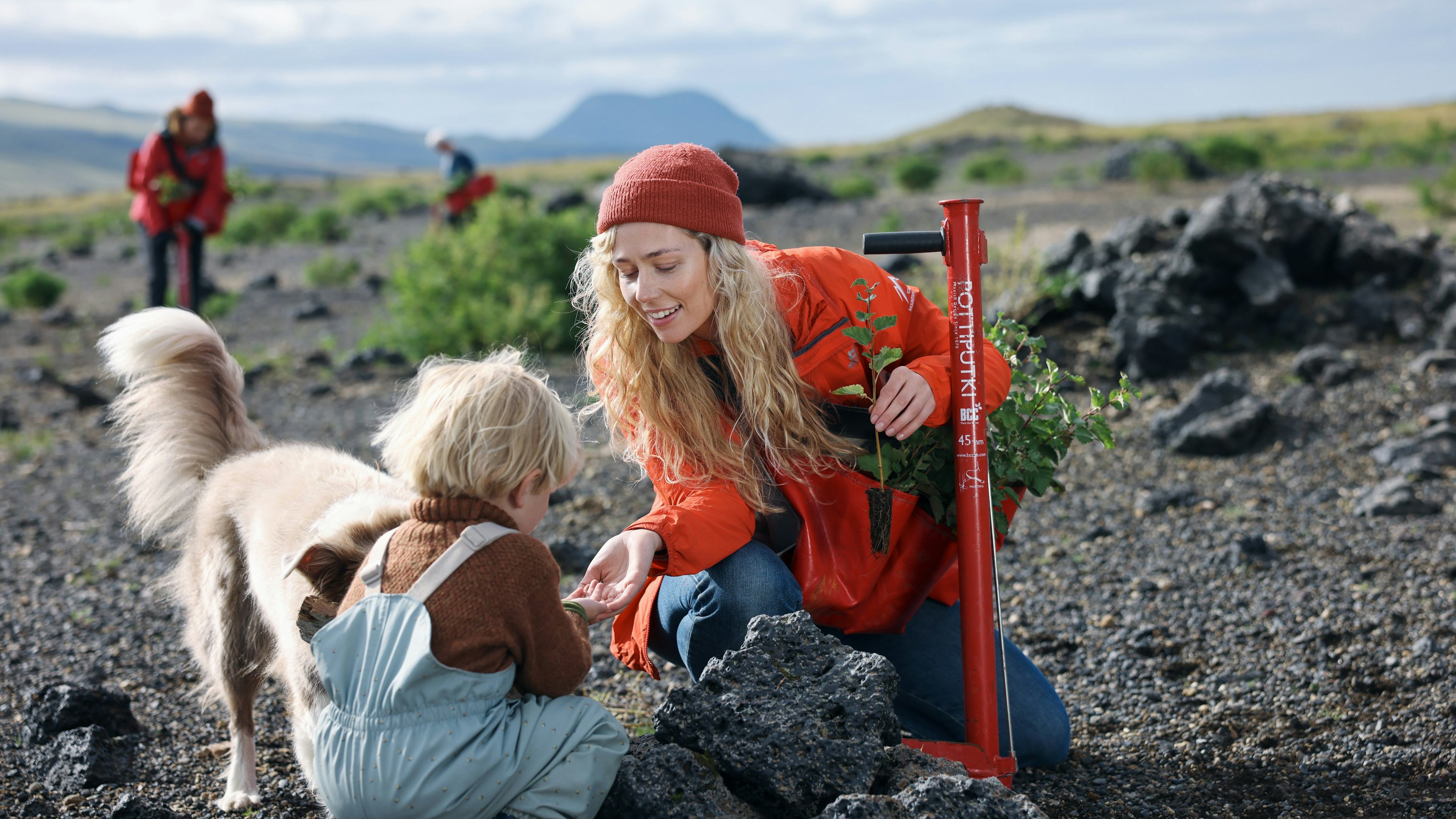 Kona og barn úti í náttúru