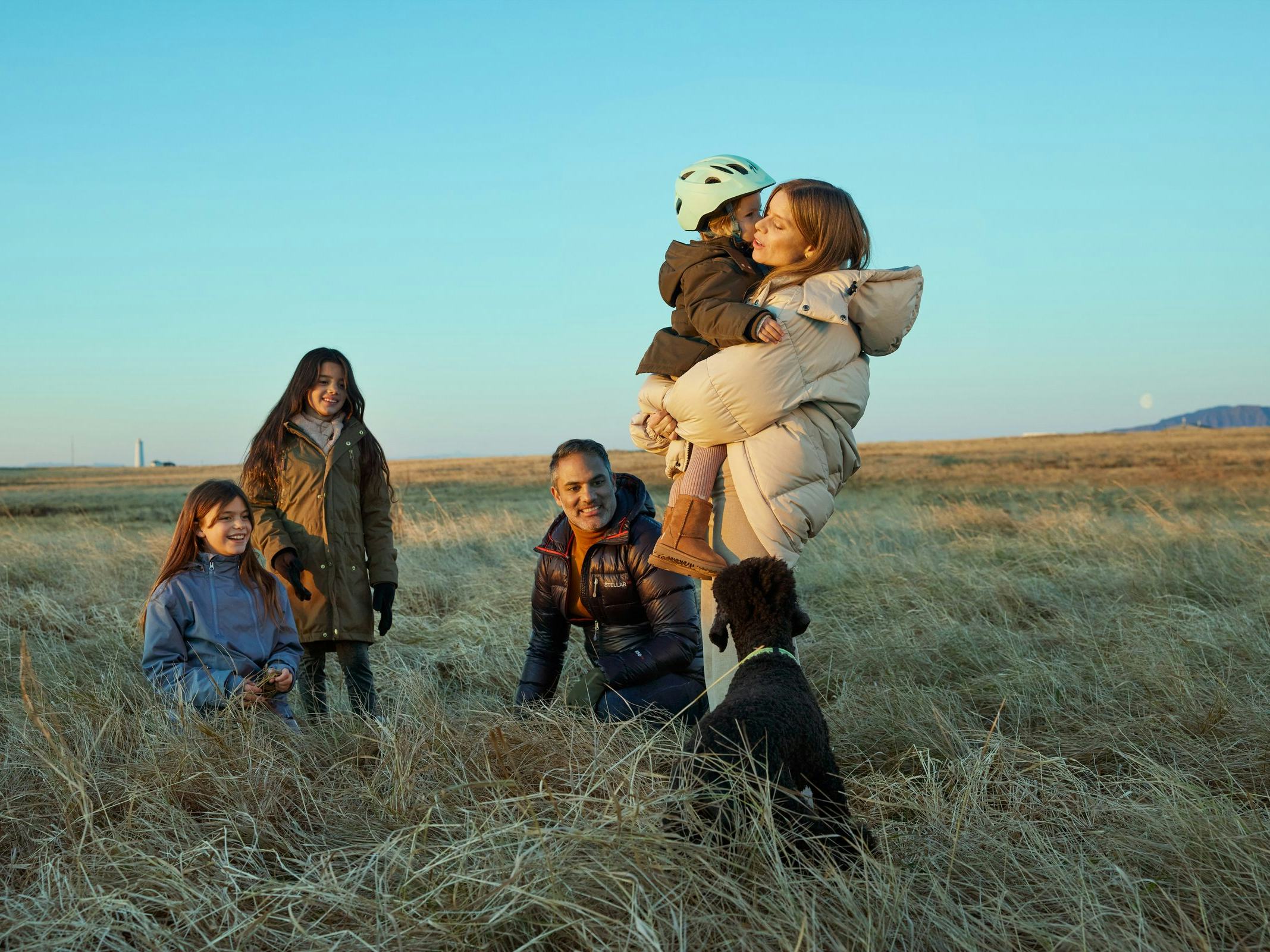 Fjölskylda úti í náttúru