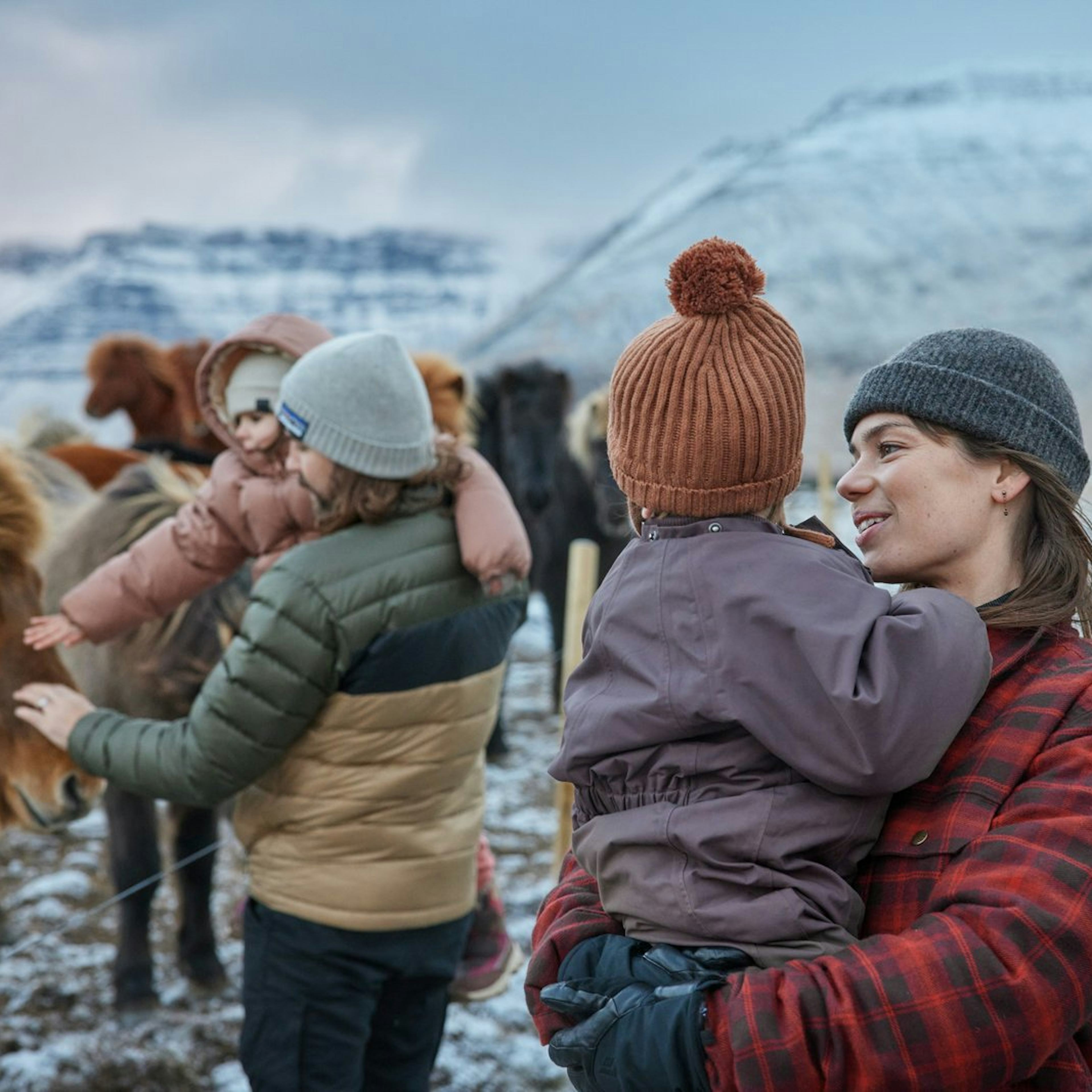 Fjölskylda úti í náttúru
