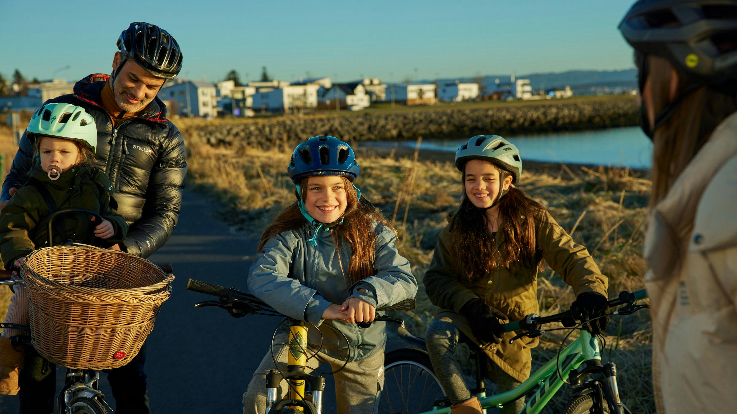 Fjölskylda úti að hjóla