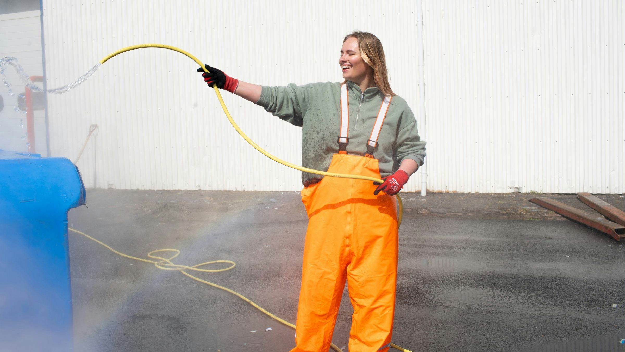 Ung kona að störfum