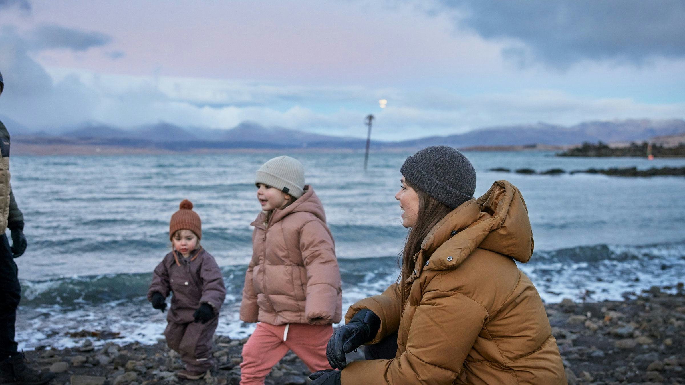 Fjölskylda úti í náttúru