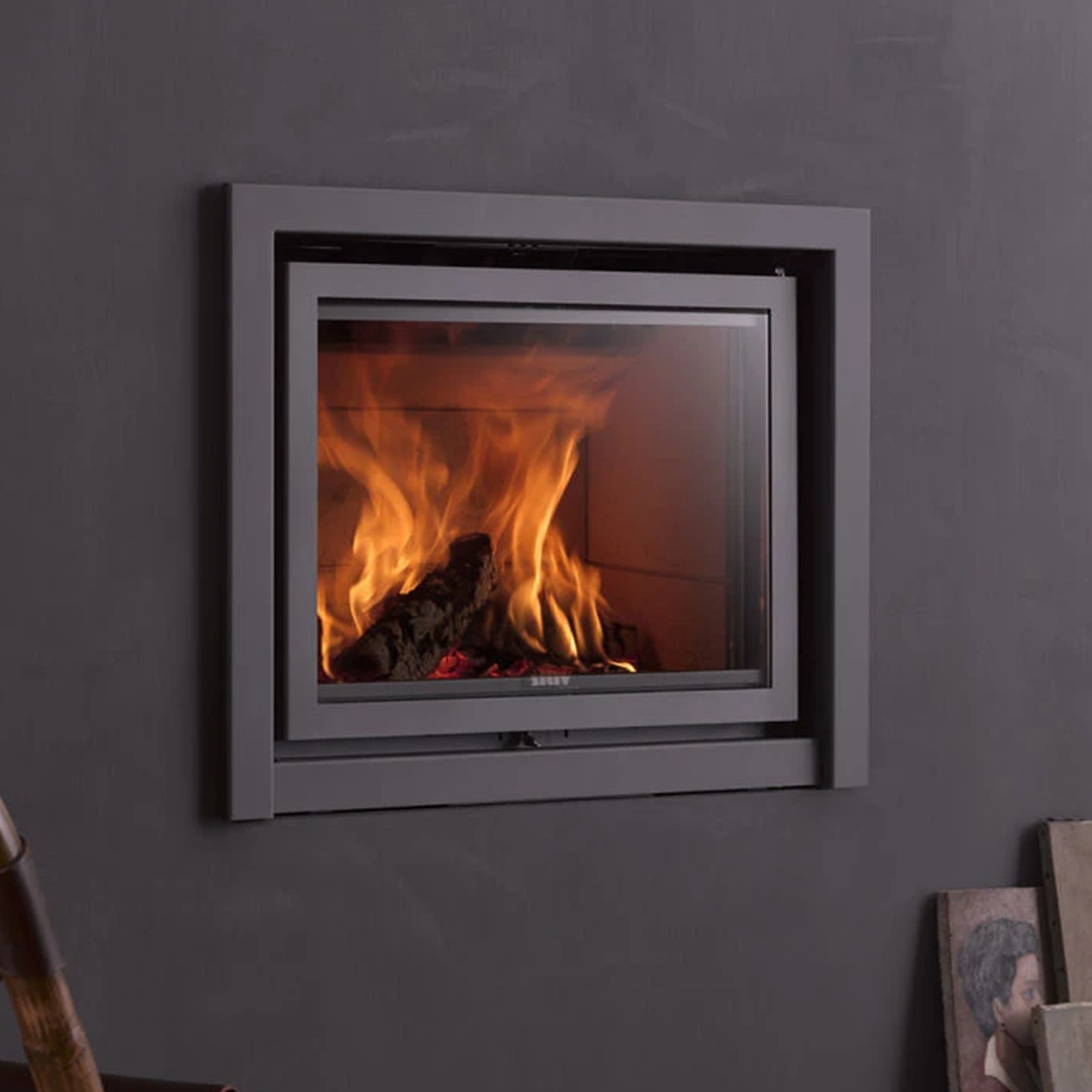Stûv 16-in – Poêle en Acier gris foncé, chez Art-Tisons à Rossens (Fribourg)