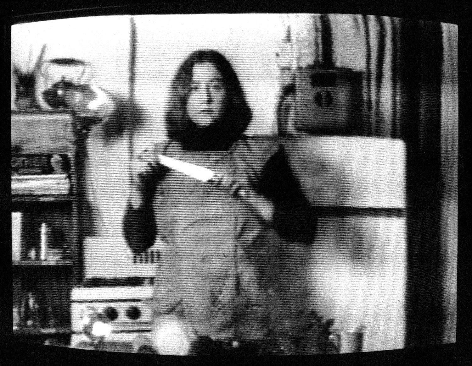 Martha Rosler, Semiotics of the Kitchen, 1975, video, Courtesy de l’artiste, Galerie Nagel Draxler Cologne/Berlin et Mitchell-Innes & Nash, NY