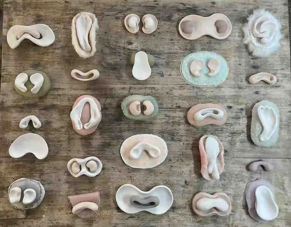 Rosy LE BARS - Partage d’intimité, comme un secret murmuré dans le creux de l’oreille.