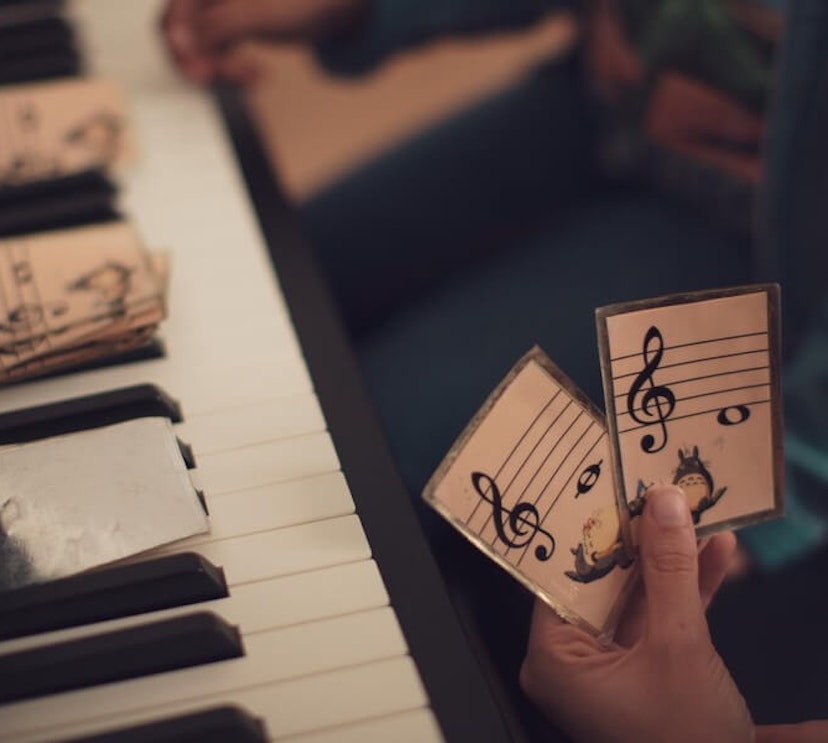 Jeux de cartes musicales sur un piano