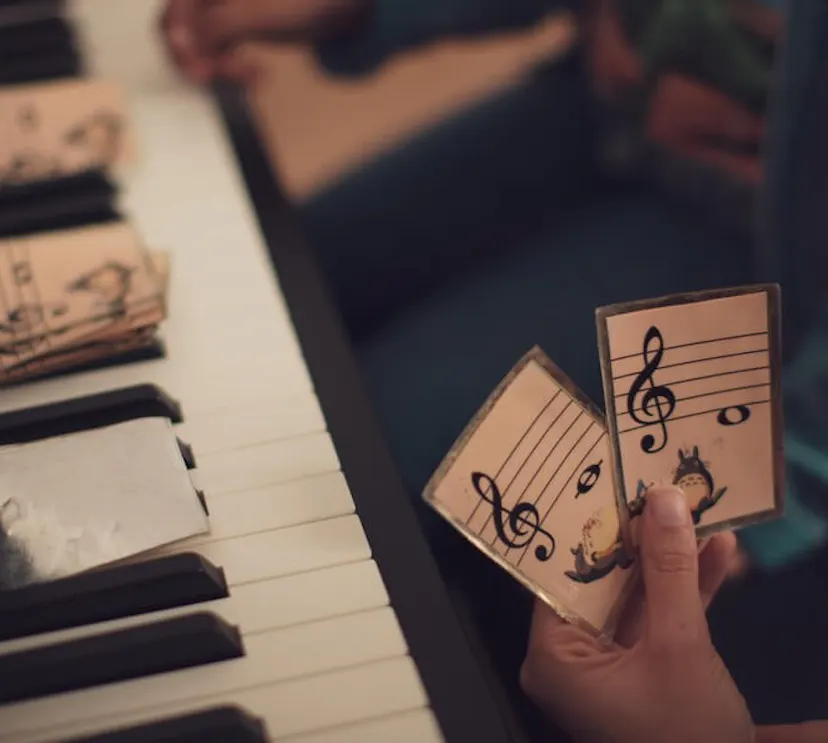 Jeux de cartes musicales sur un piano