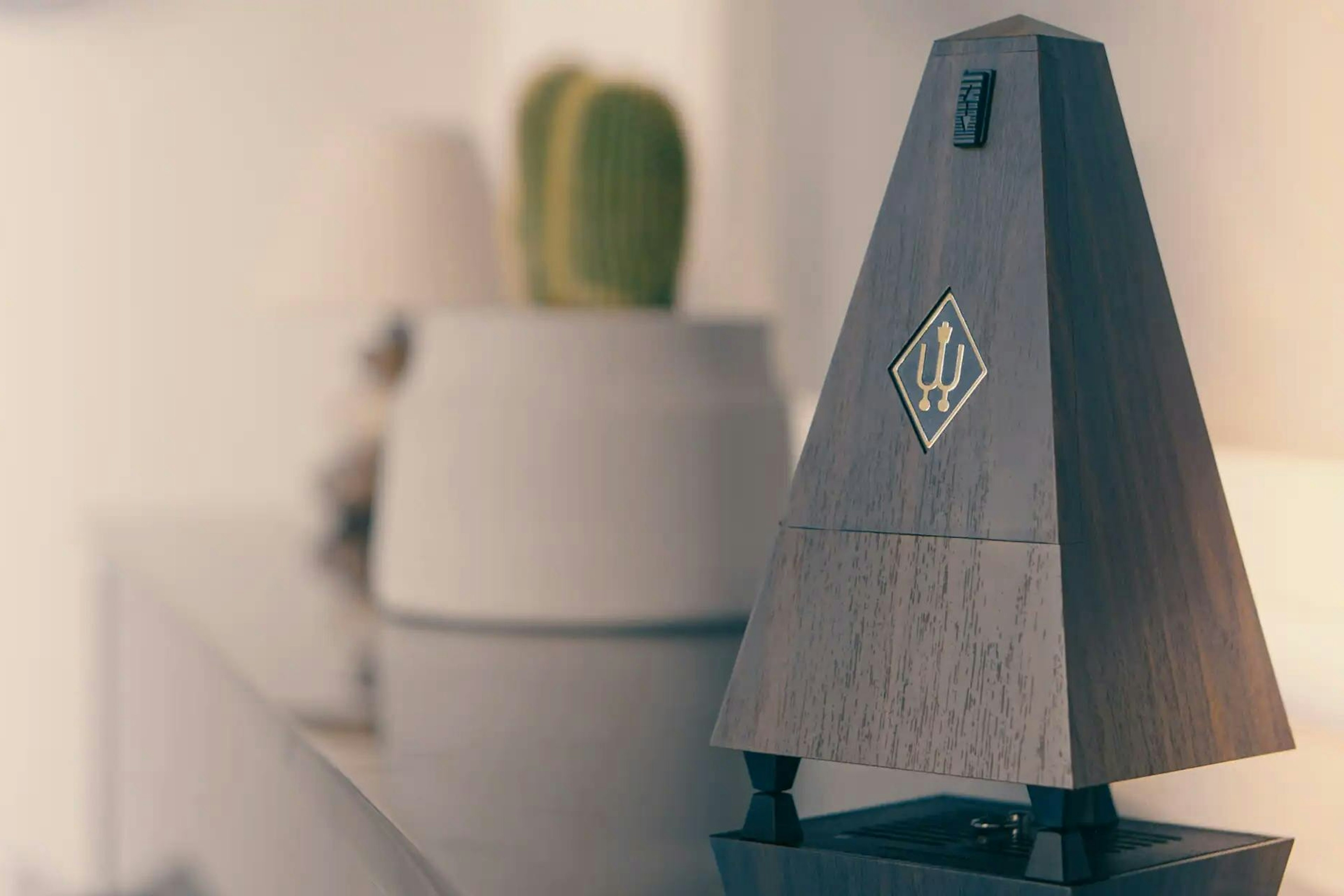 Métronome posé sur un piano