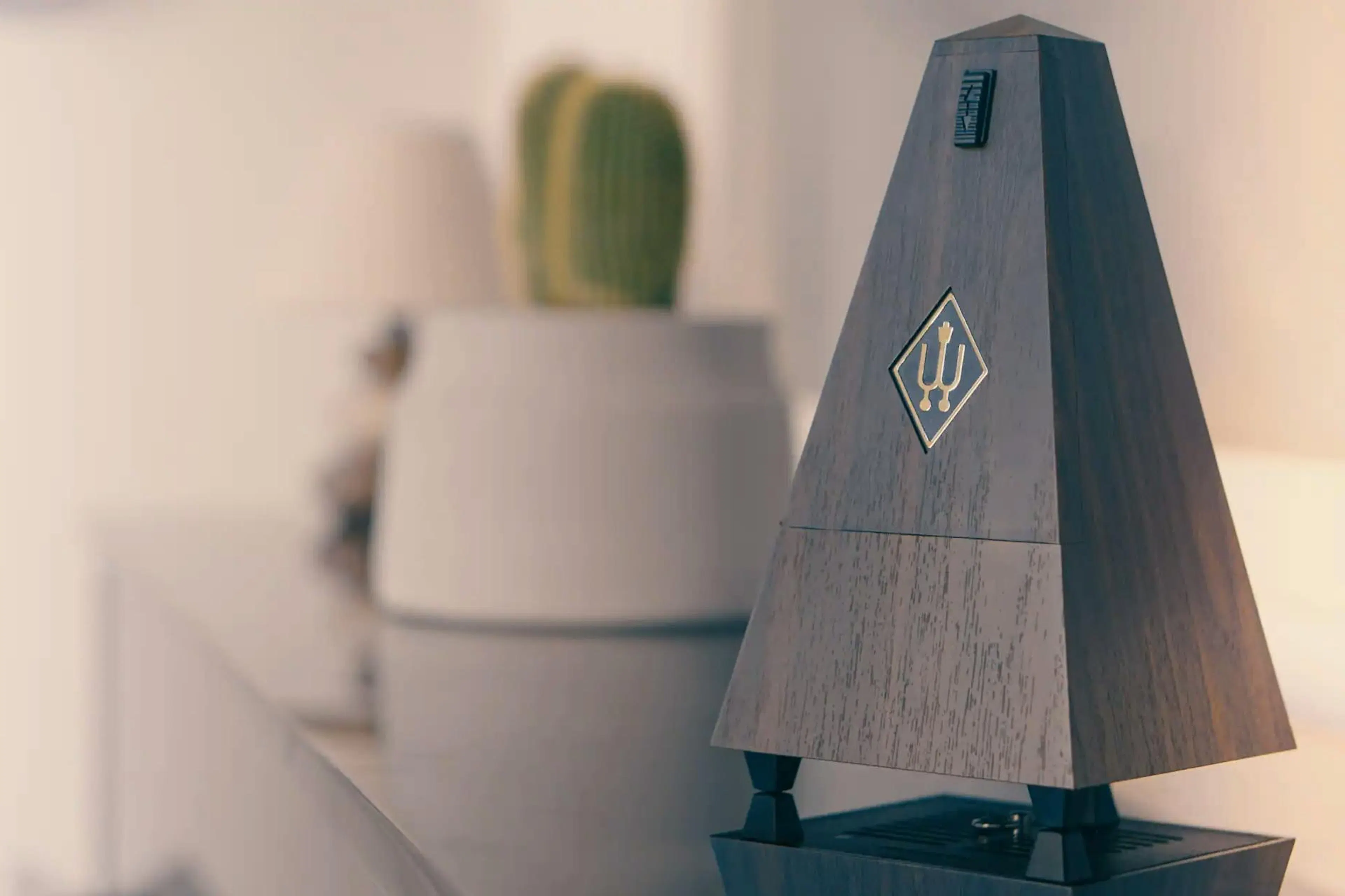 Métronome posé sur un piano