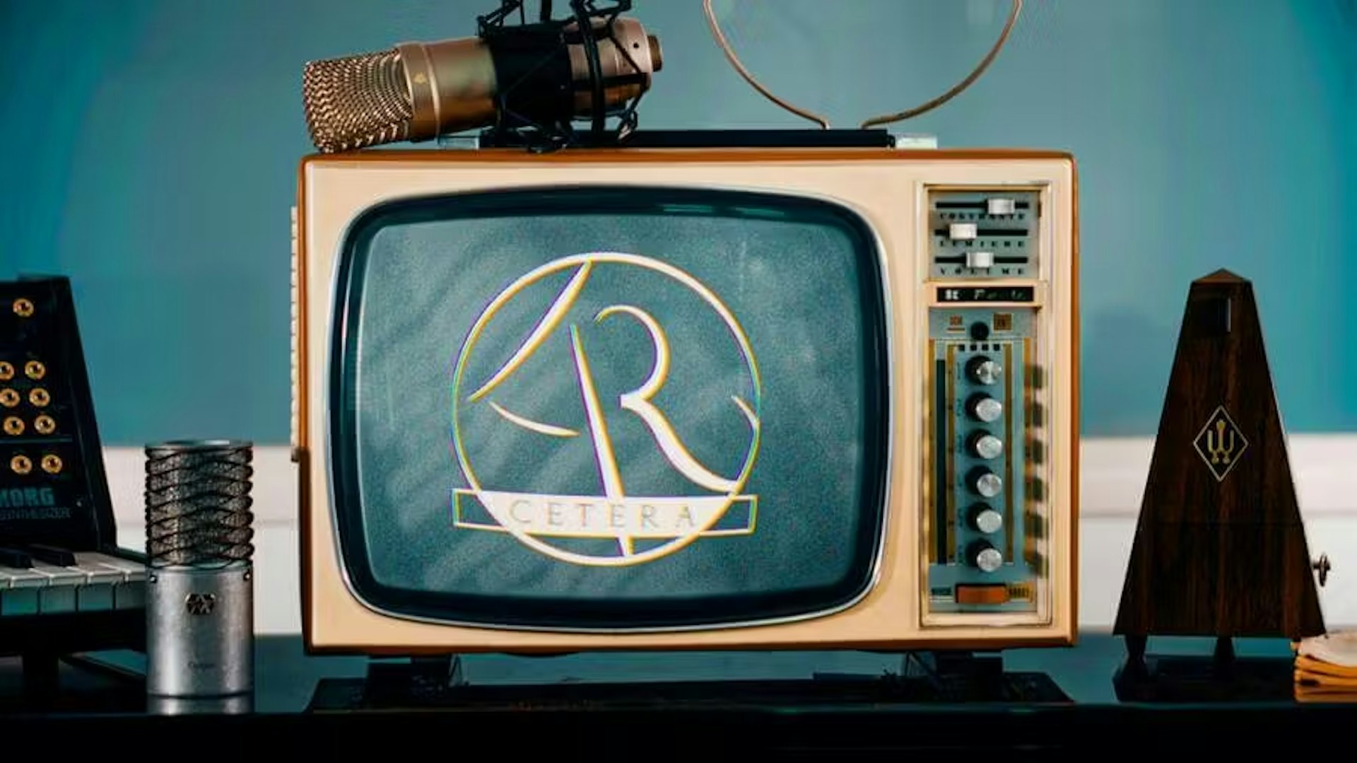Télé ArtCetera avec des micros posée sur un piano