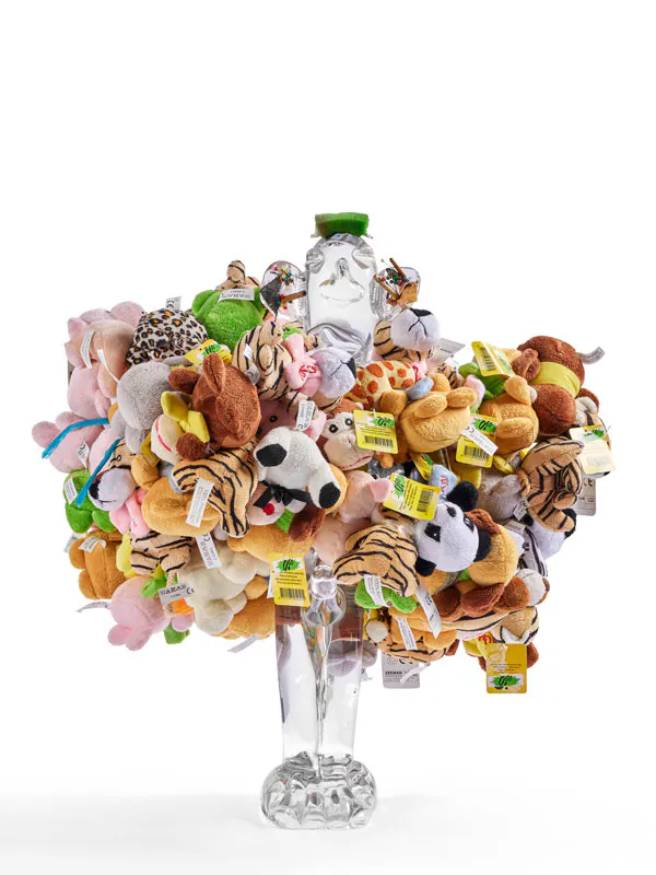 Pascale Marthine Tayou (né en 1966)
Poupée Pascale, 2011
Sculpture en cristal, techniques mixtes et collage de peluches animales avec étiquettes
58 x 52 x 42 cm
Estimation : 18 000 - 25 000 € / 198 000 - 275 000 MAD 