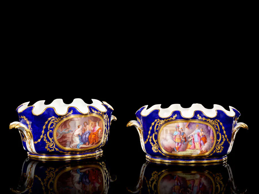 Deux sceaux ovales crénelés en porcelaine de Sèvres du XVIIIe siècle provenant du service Beau Bleu de Louis XVI
13 x 28 cm
Estimation : 700 000 - 1 000 000 € 