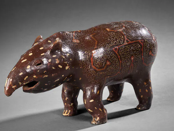 Celia Vásquez Yui 
Tapir Kéné 4, circa 1990 
Argile peinte à l’engobe avant cuisson et résines végétales 
18 x 39 x 12 cm 
Estimation : 2 500 - 3 500 € 