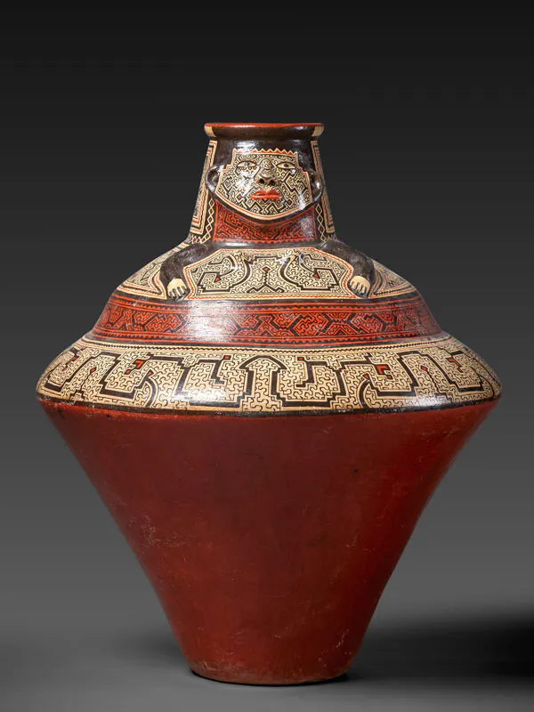 Chomo monumental à décor anthropomorphe - circa 1990 
Terre cuite, pigments végétaux 
103 x 94 cm 
Estimation : 6 000 – 8 000 € 