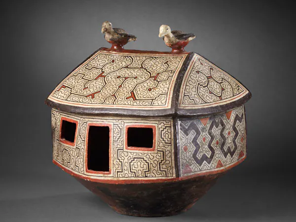 Petronila Cauper
Casa, 1998 
Terre cuite, pigments végétaux et engobe de résine végétale 
53 x 53 x 45 cm 
Estimation : 4 000 – 6 000 € 