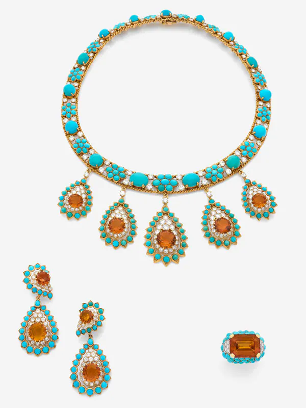 Cartier, circa 1955
Splendide parure : composée d'un collier, d'une paire de pendants d'oreilles et d'une bague cocktail.
Collection d’une célèbre actrice française 
Vendu 390 580 €