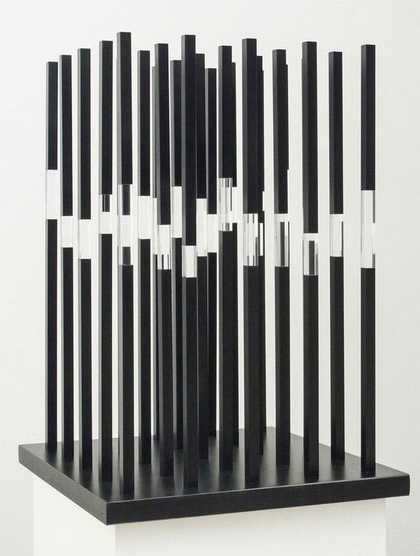 Vera Röhm (née en 1943)  Rhythmus 600, 25 stèles, 1990-2016 Acier bruni, plexiglas, socle en plexiglas laqué et gravé 63 x 45 x 45 cm Mise à prix : 12 000 €