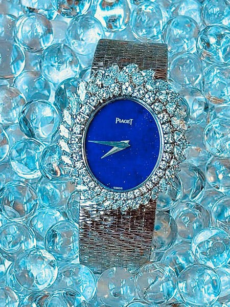 Piaget
Réf. 9343 A6, n° 265058 - vers 1975
Montre bracelet de dame en or blanc 18k (750), lapis-lazuli et diamants
Estimation : 10 000 – 15 000 €