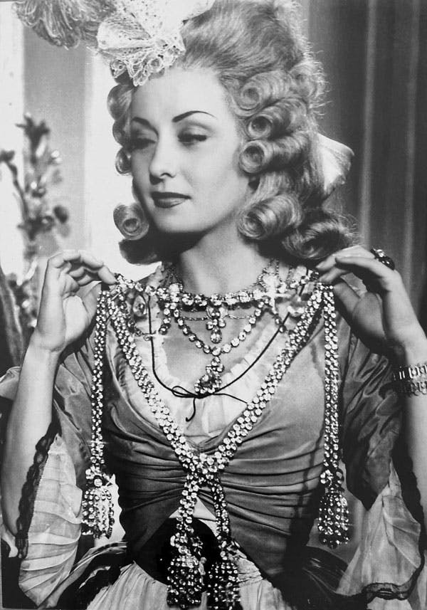 Le collier porté par l’actrice Viviane Romance lors du tournage L’Affaire du collier de la Reine de 1946 réalisé par Marcel L’Herbier 