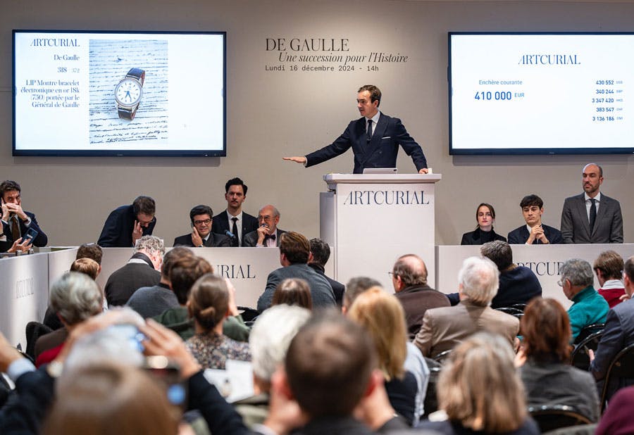 Stéphane Aubert adjugeant le lot 318, la montre LIP Calibre R 27 « Patent Pending », N°.17298 en or 18k portée par le général de Gaulle, à 537 920 € frais inclus.